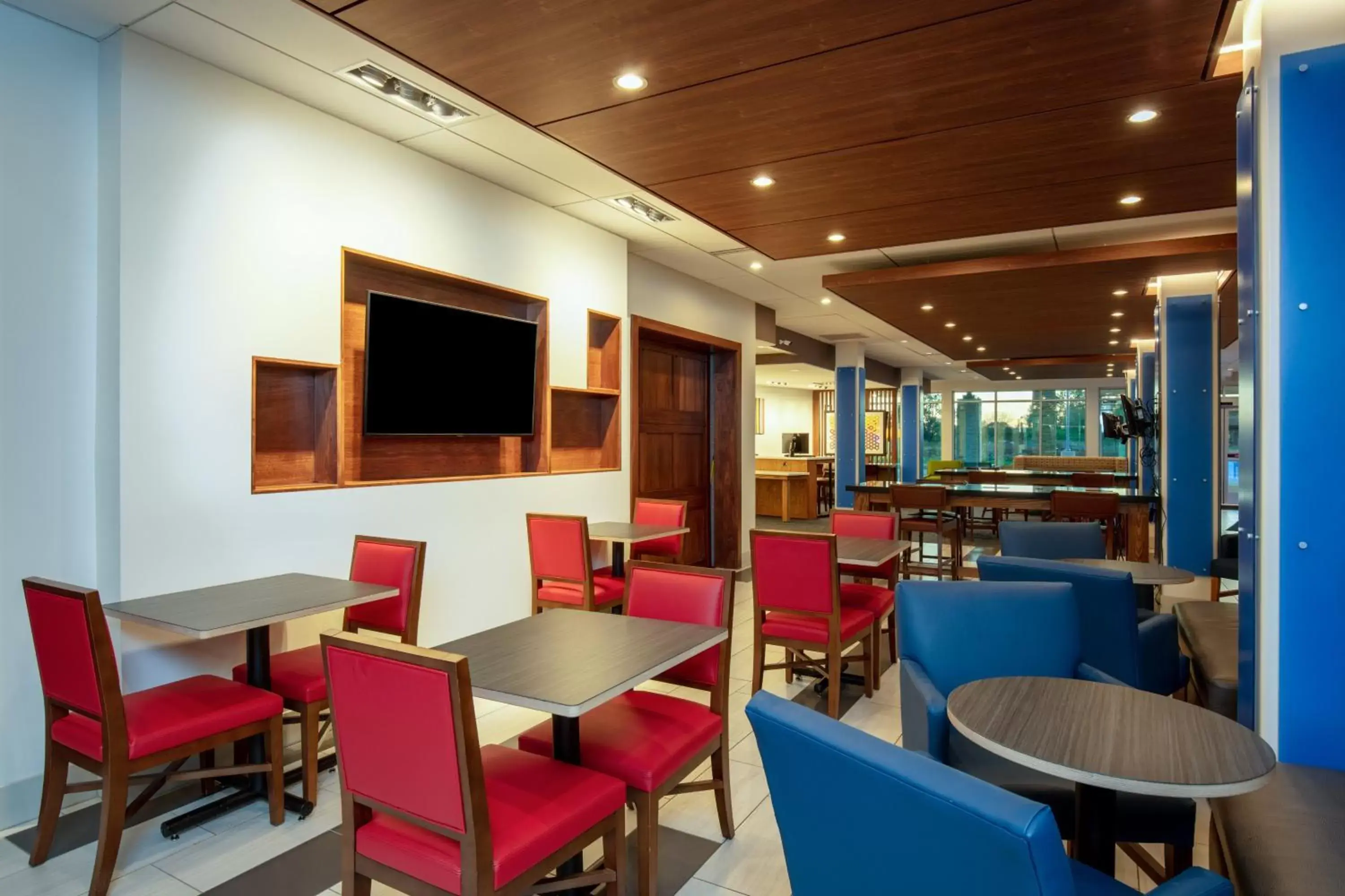 Breakfast, Restaurant/Places to Eat in Holiday Inn Express & Suites - Beloit, an IHG Hotel