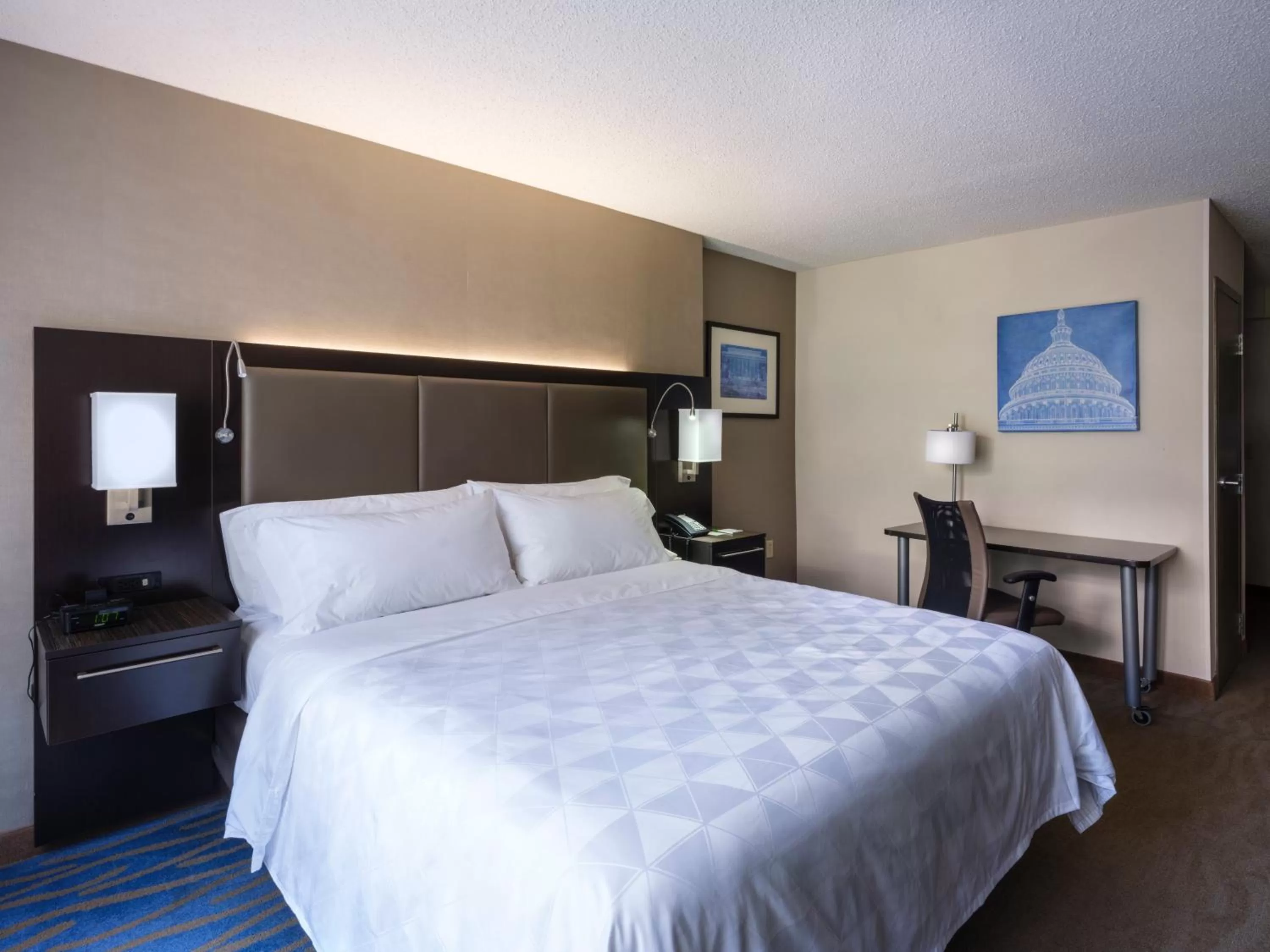 Photo of the whole room, Bed in Holiday Inn Washington Capitol-National Mall by IHG