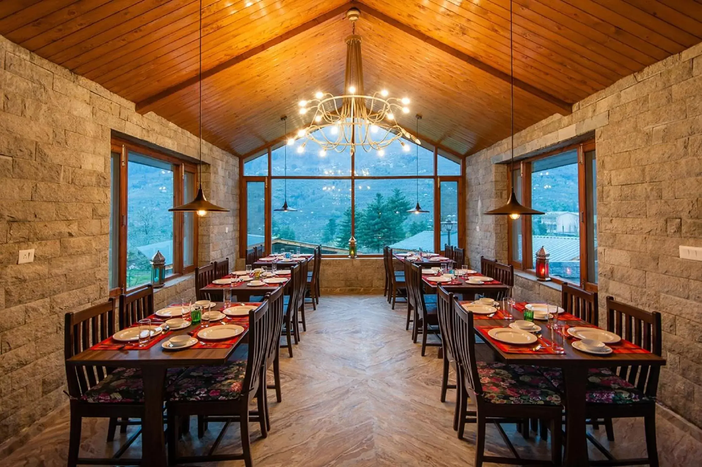 Restaurant/Places to Eat in Larisa Resort Manali