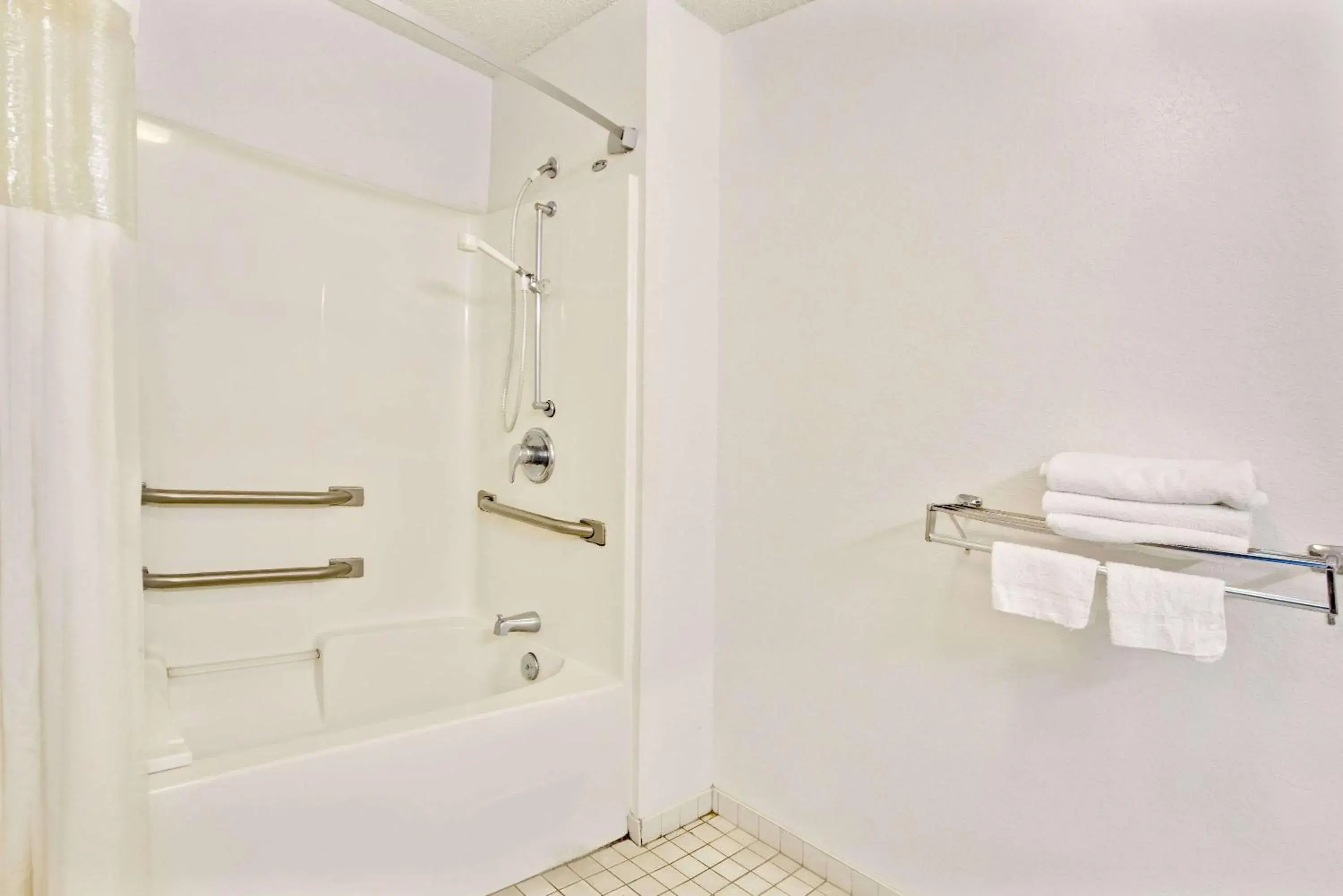Bathroom in Travelodge Suites by Wyndham MacClenny