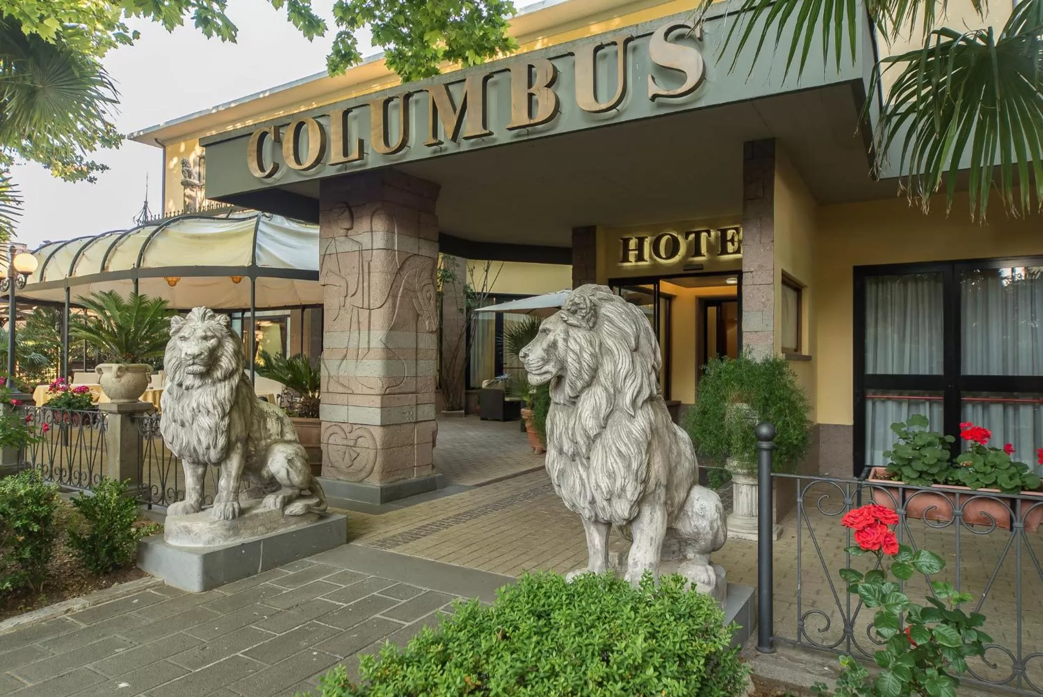 Facade/entrance in Hotel Columbus sul Lago