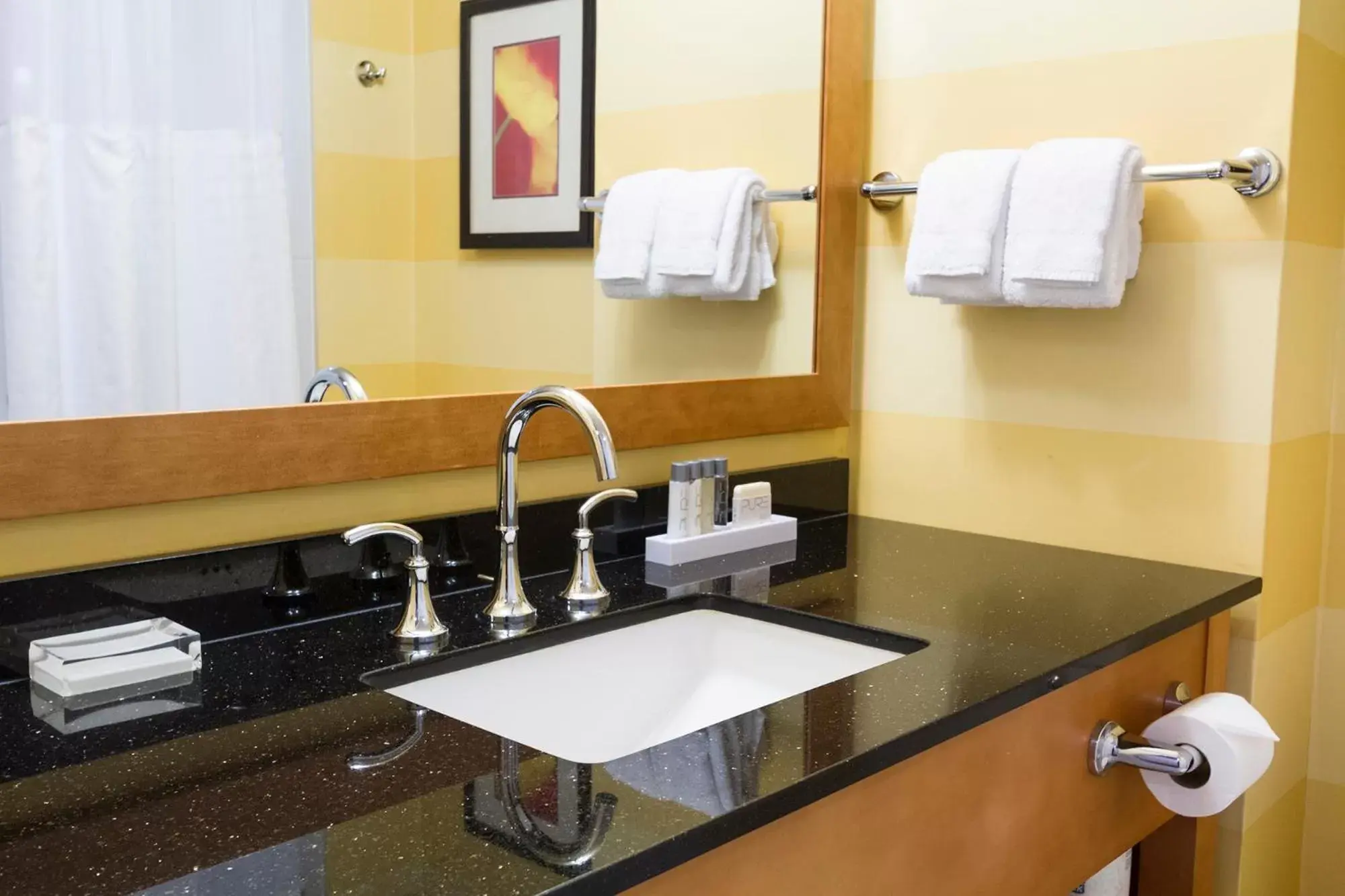 Bathroom, Kitchen/Kitchenette in Pinnacle Hotel Harbourfront