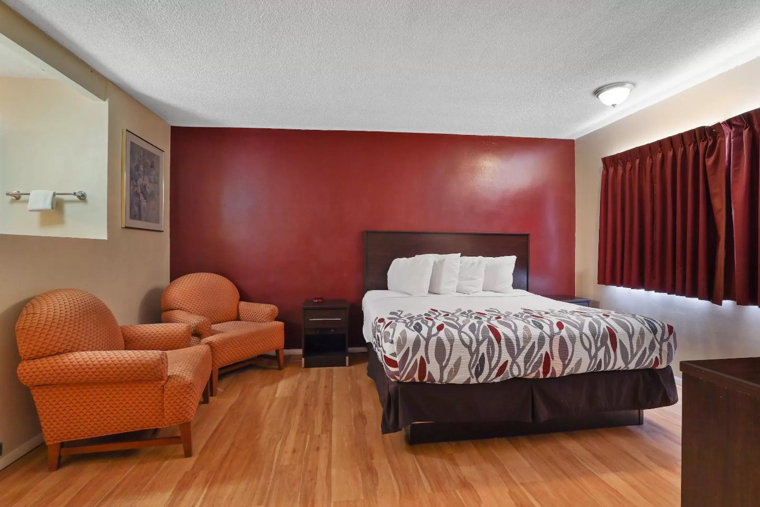 Photo of the whole room, Bed in Red Roof Inn Needles