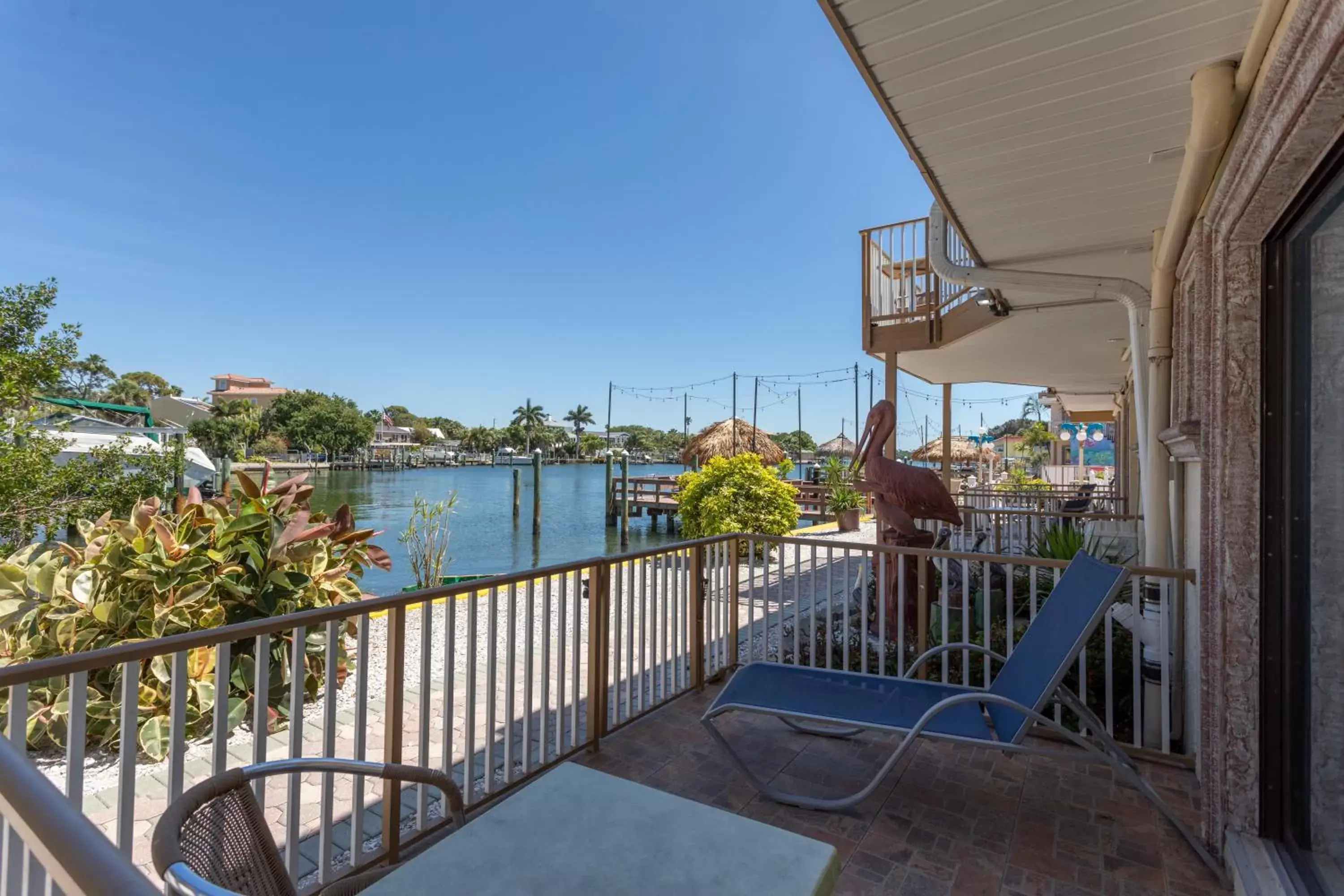 Bay Front with Balcony Suite: 1 Queen Bed in Bayview Plaza Waterfront Resort