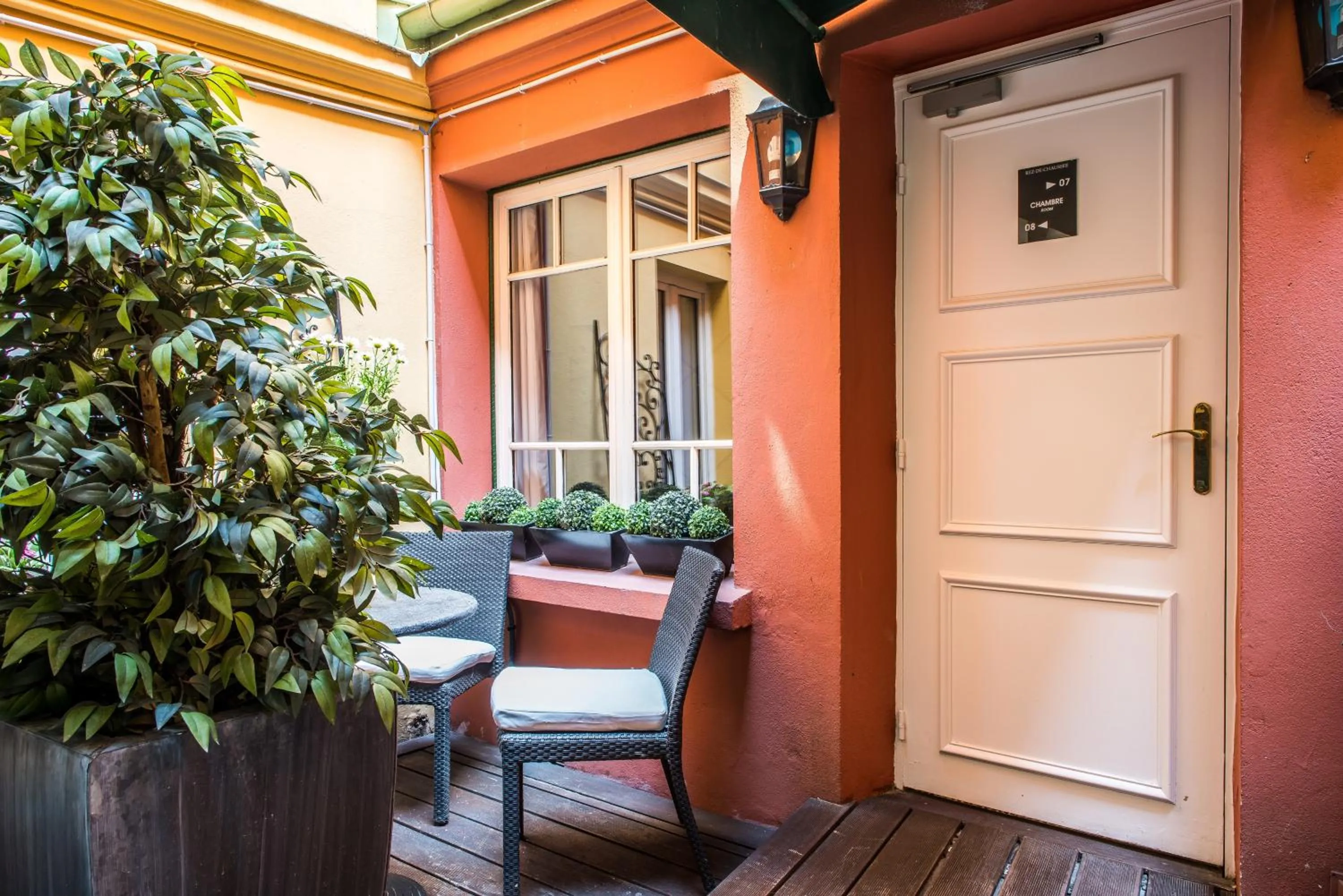 Patio in Hôtel Jardin Le Bréa