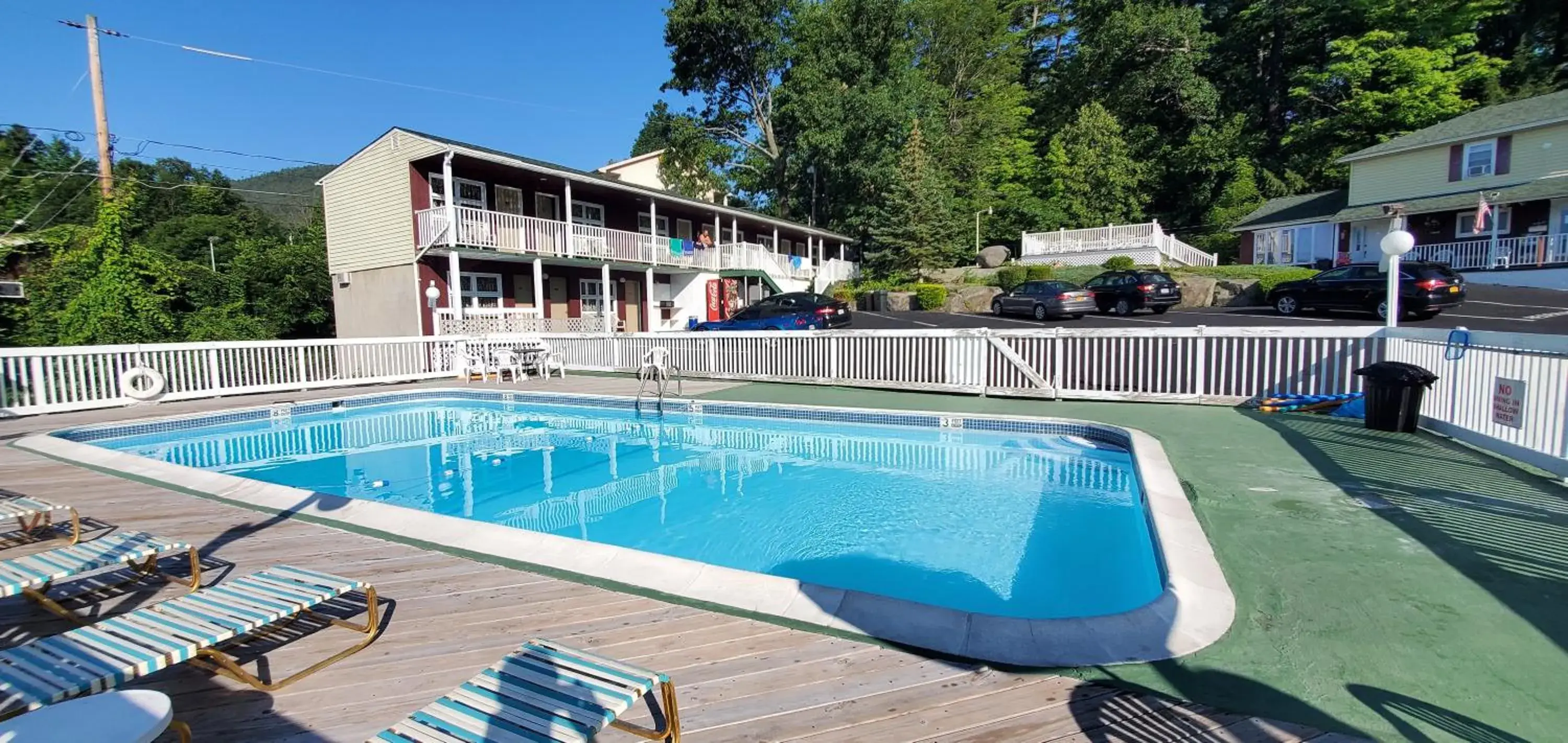 Swimming Pool in Pinebrook Motel