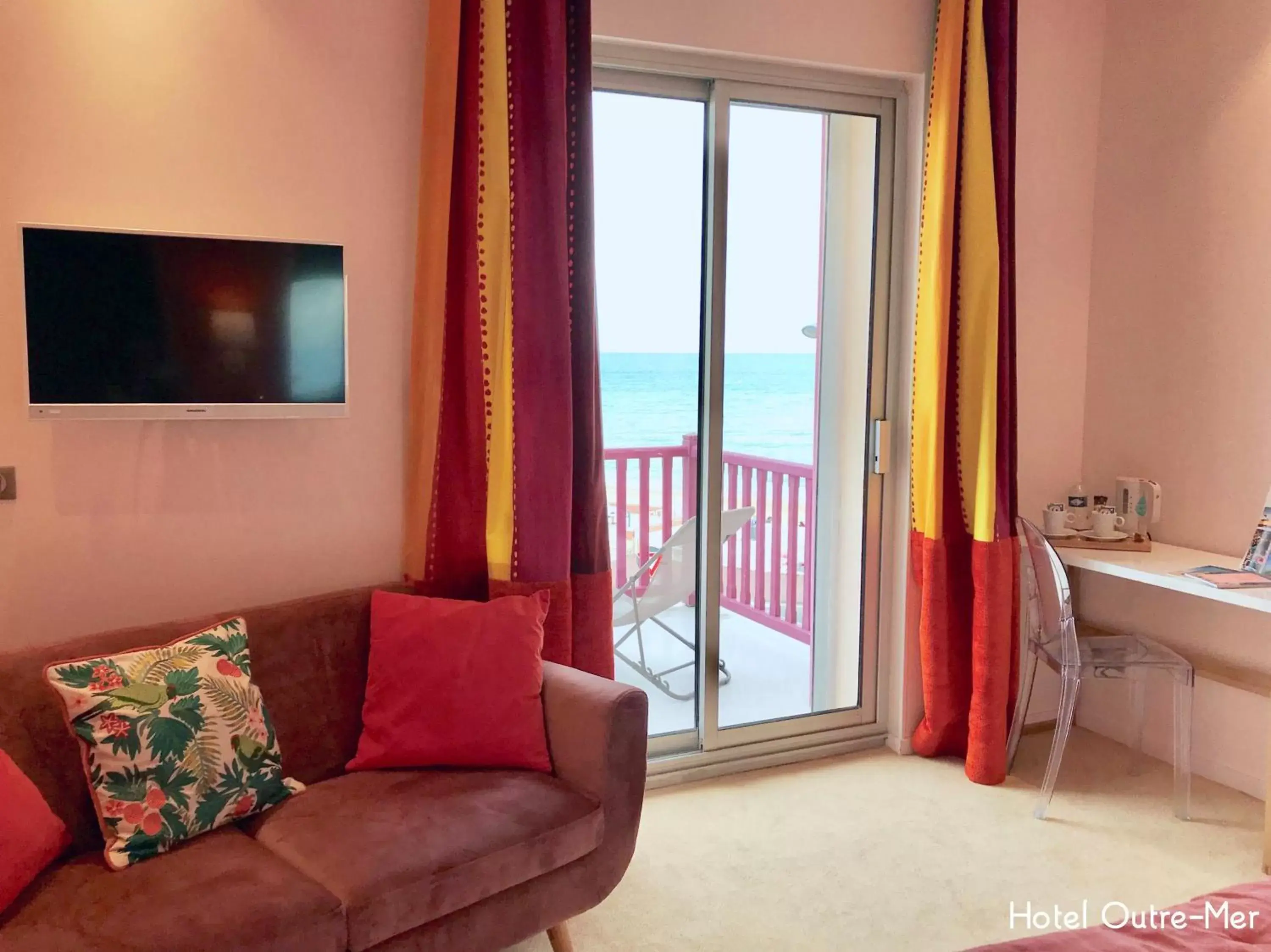 TV and multimedia, Seating Area in Hôtel Outre-Mer - Villa Le Couchant