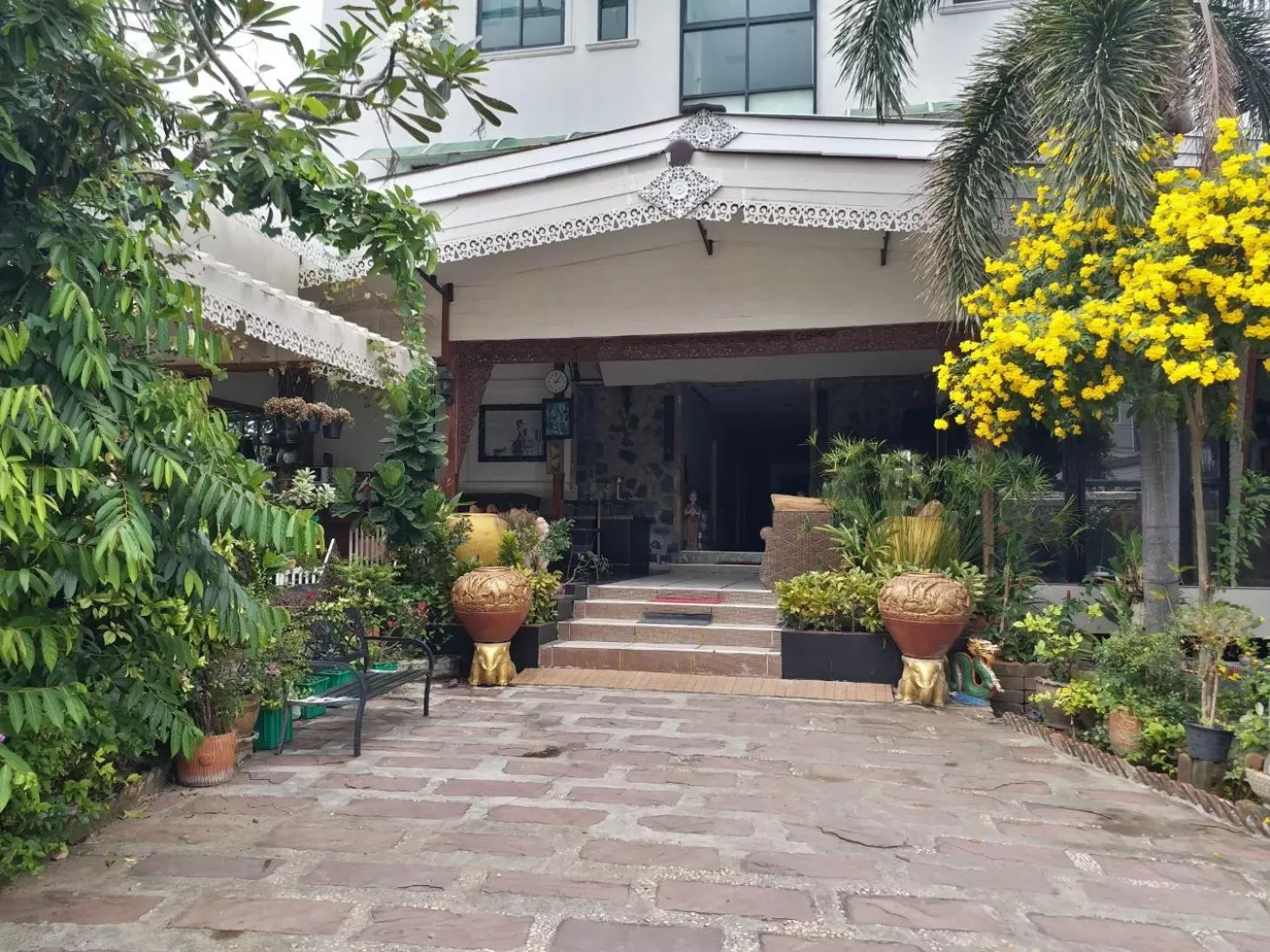 Facade/entrance in Platinum Place