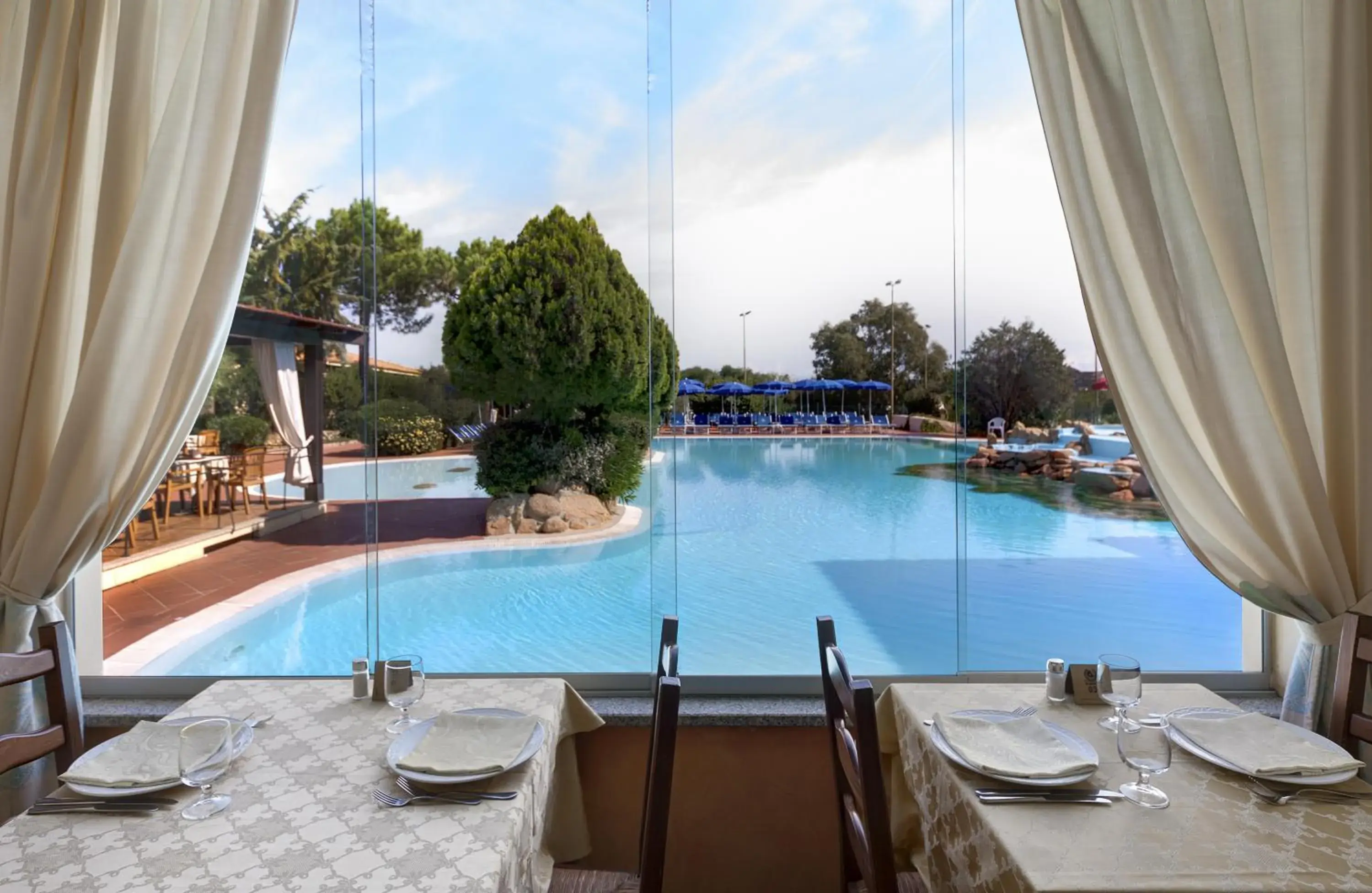 Restaurant/places to eat, Swimming Pool in Colonna Hotel Du Golf