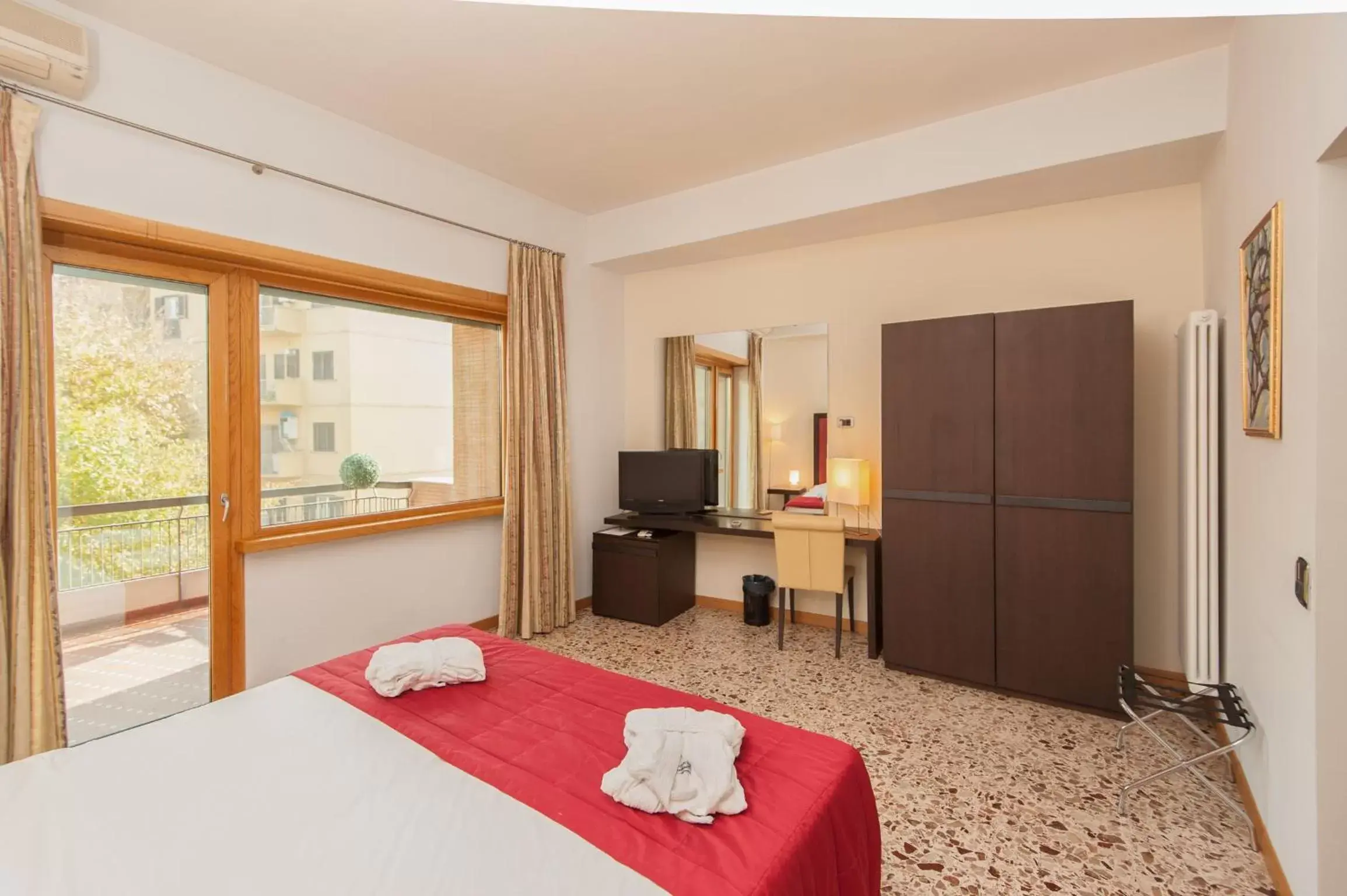 Bedroom, TV/Entertainment Center in Hotel Piazza Marconi