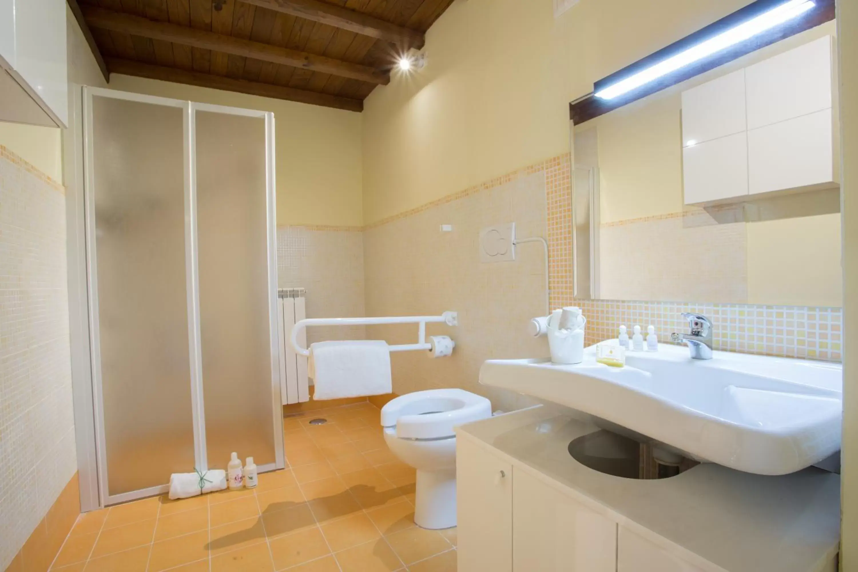 Shower, Bathroom in Residence Viviverde