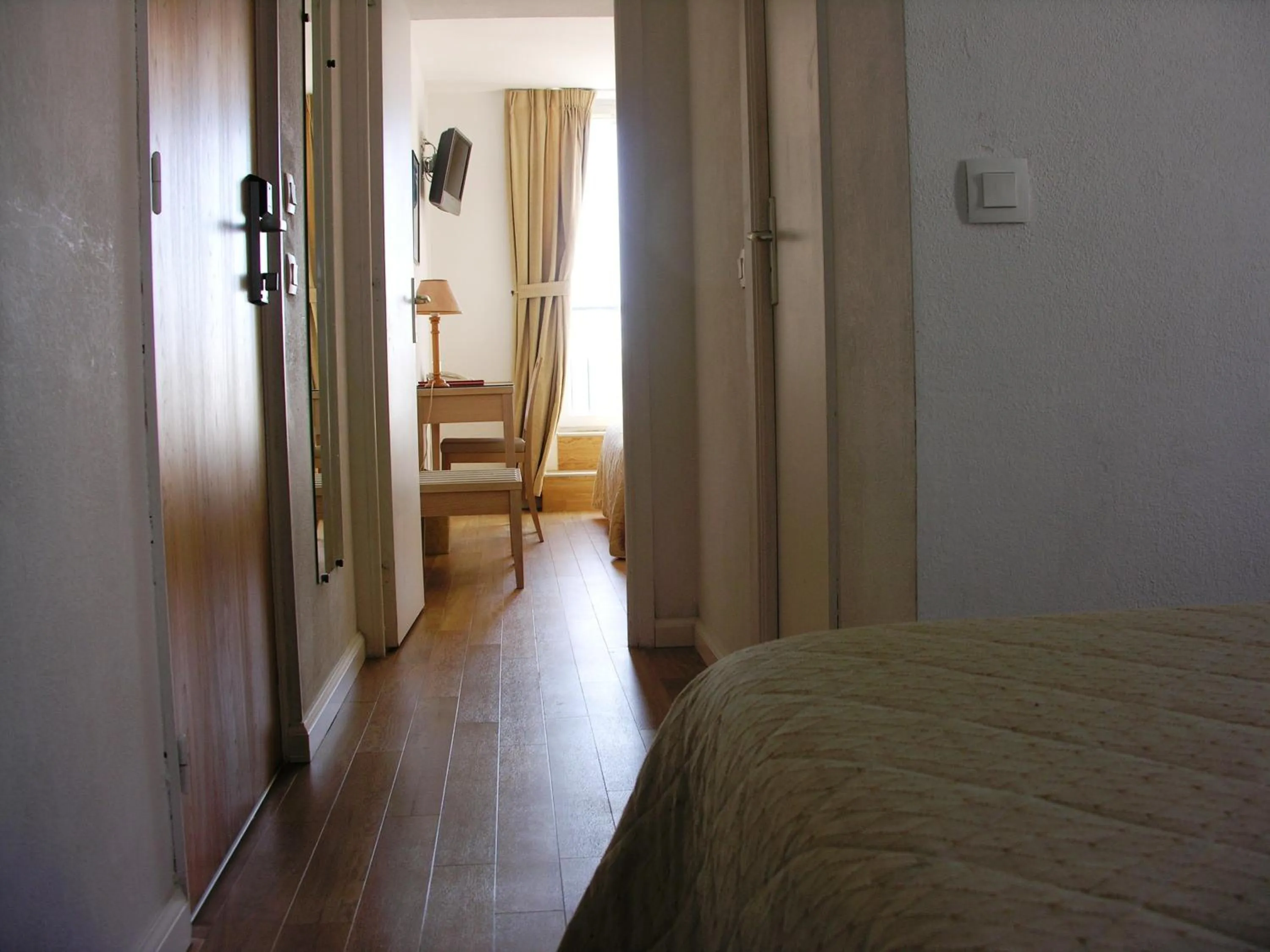 Photo of the whole room, Bed in Hôtel La Flore