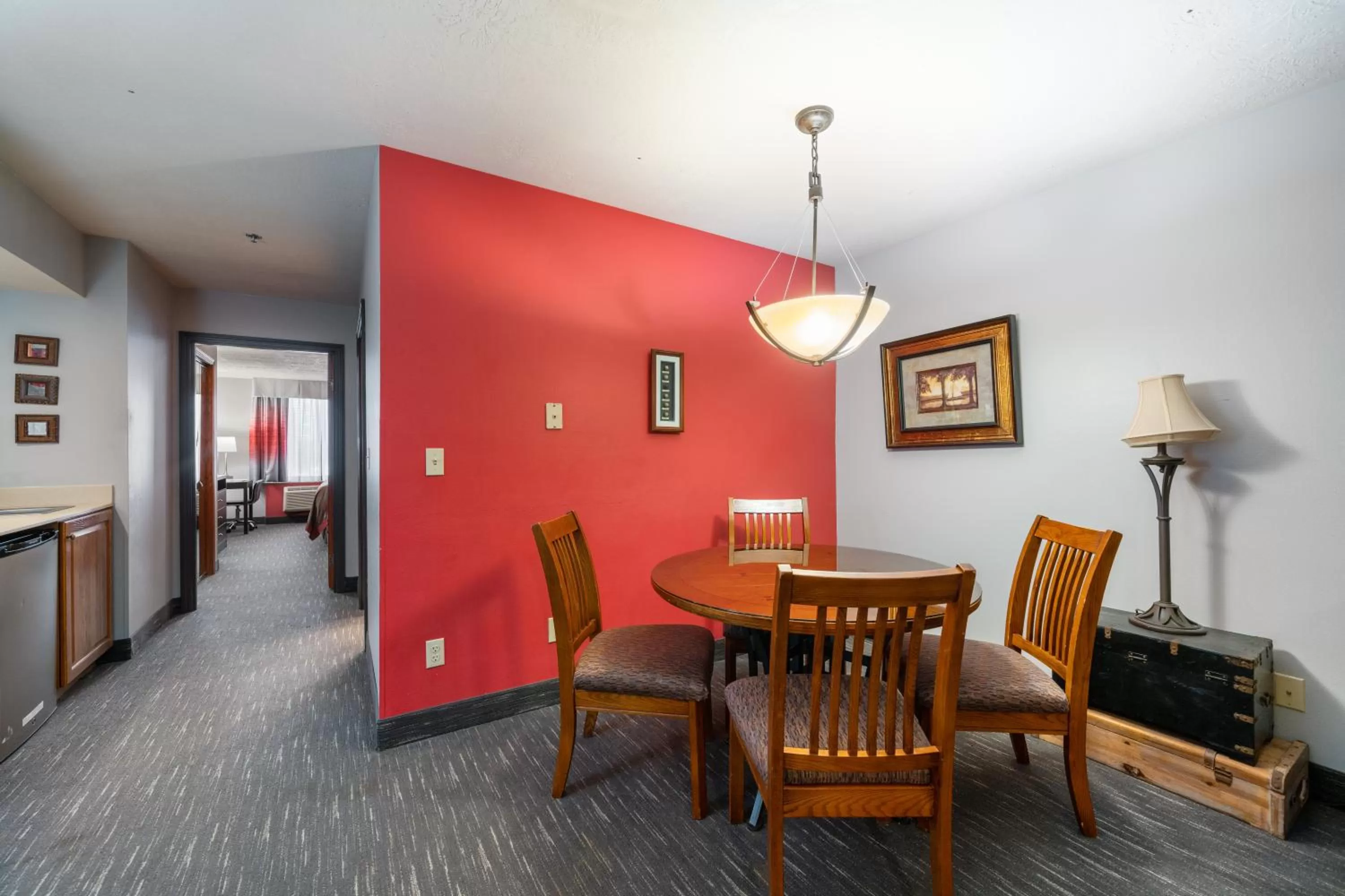 Dining area in Ramada by Wyndham Sioux Falls Airport - Waterpark Resort & Event Center