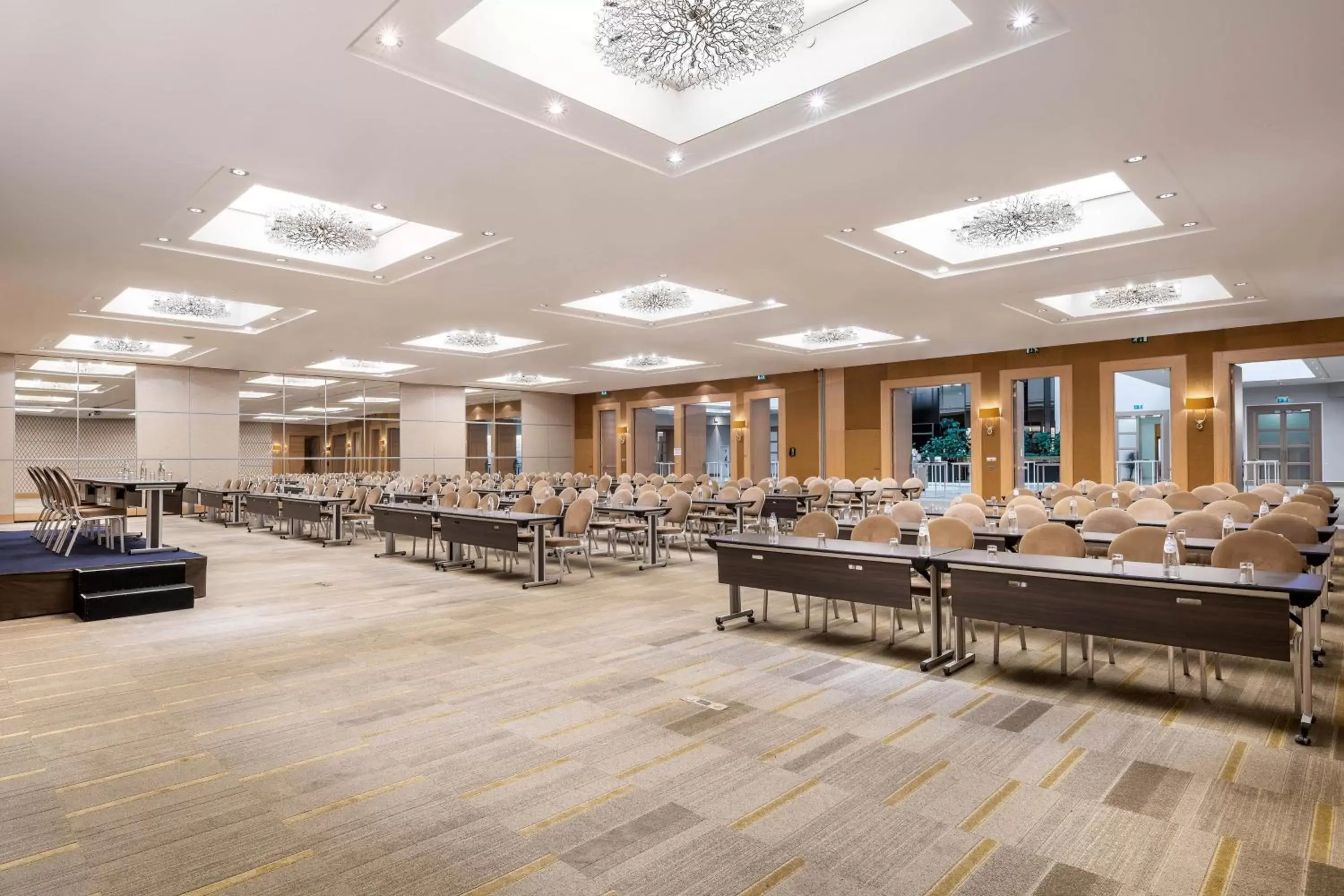 Meeting/conference room, Restaurant/Places to Eat in Sheraton Brussels Airport Hotel