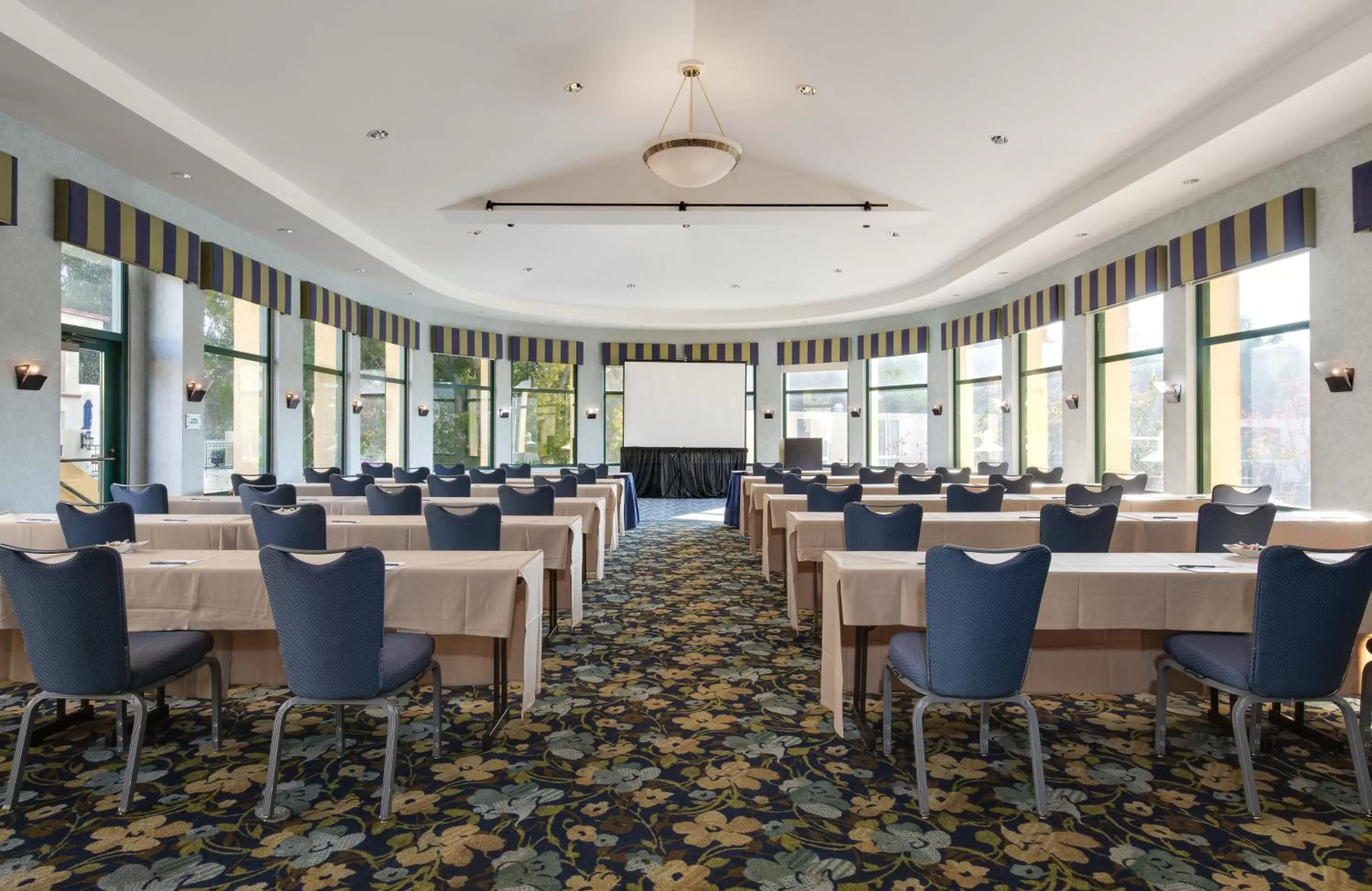 Meeting/conference room in Crowne Plaza Cabana Hotel by IHG