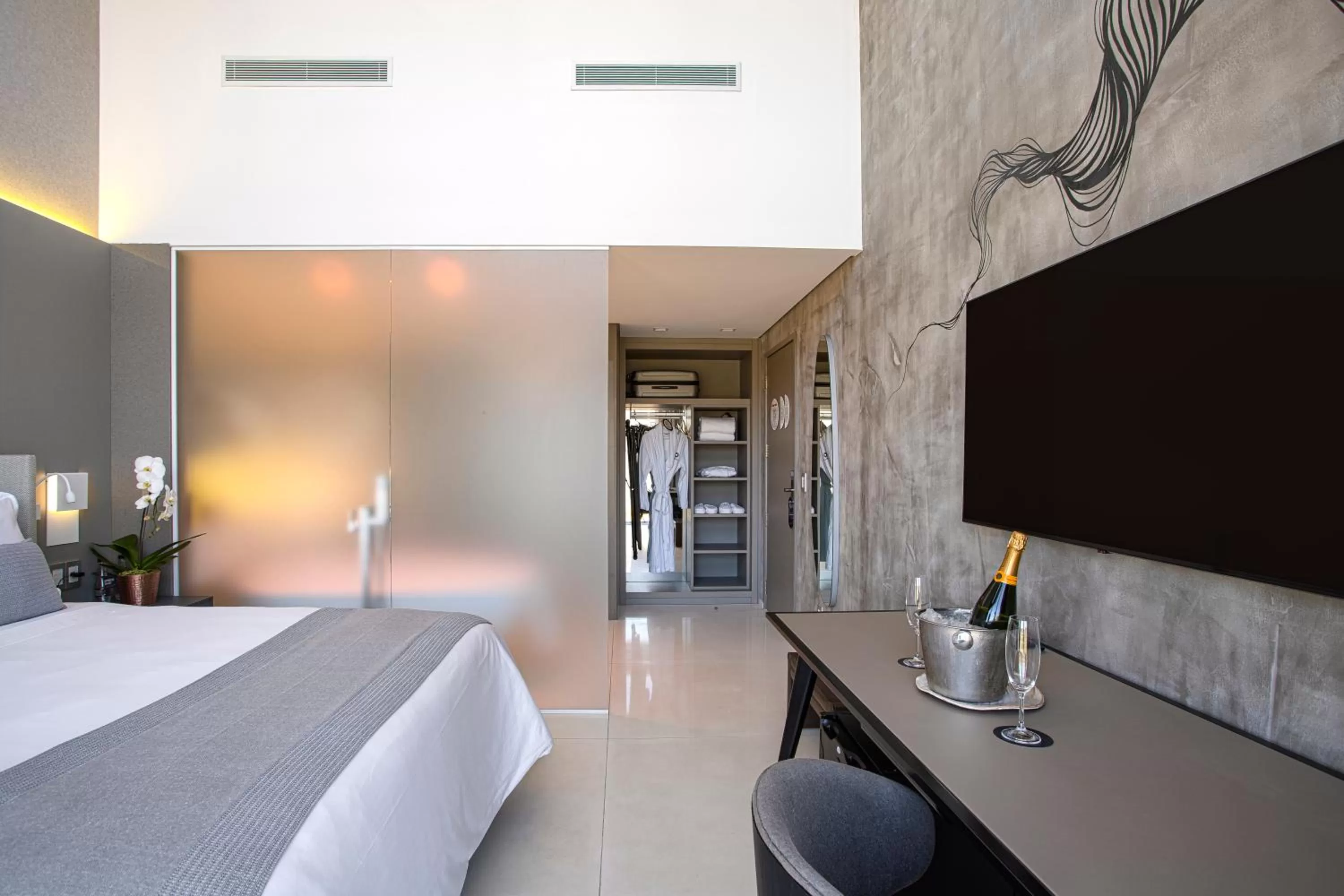 TV and multimedia, Bed in Suryaa Hotel Pinhais, Curio Collection by Hilton