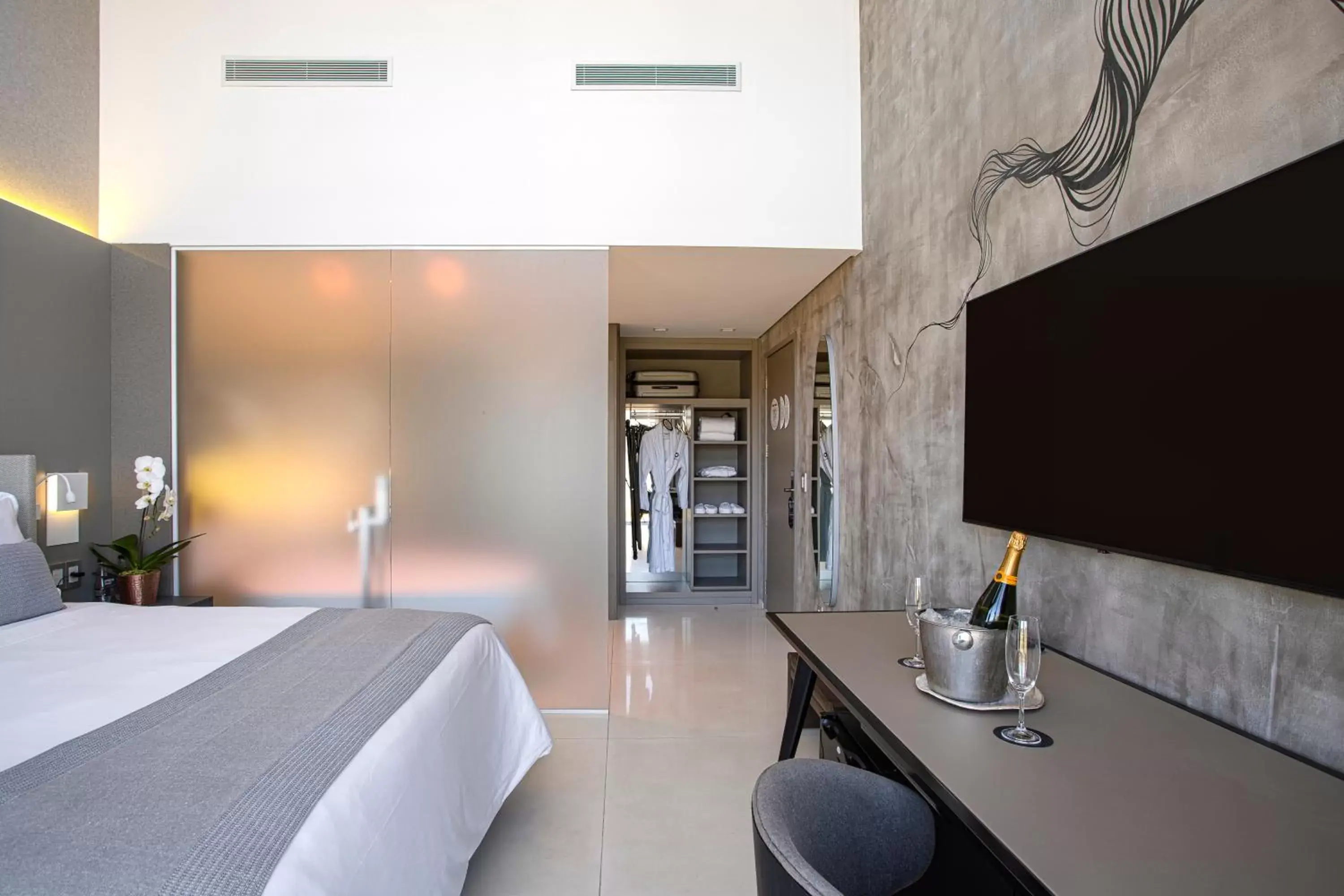 TV and multimedia, Bed in Suryaa Hotel Pinhais, Curio Collection by Hilton TV and multimedia, Bed in Suryaa Hotel Pinhais, Curio Collection by Hilton