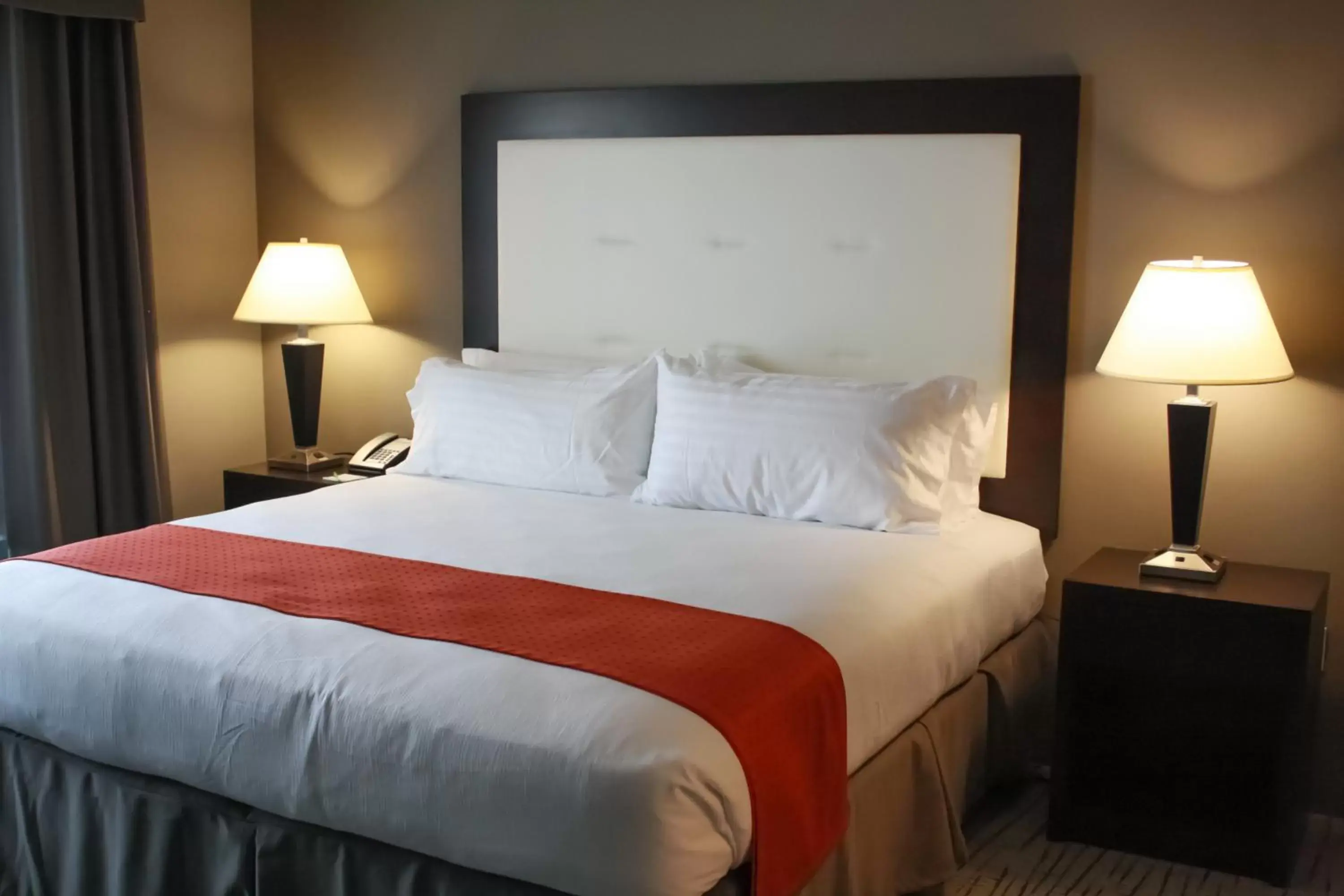 Bed in Holiday Inn Hotel & Suites Davenport, an IHG Hotel