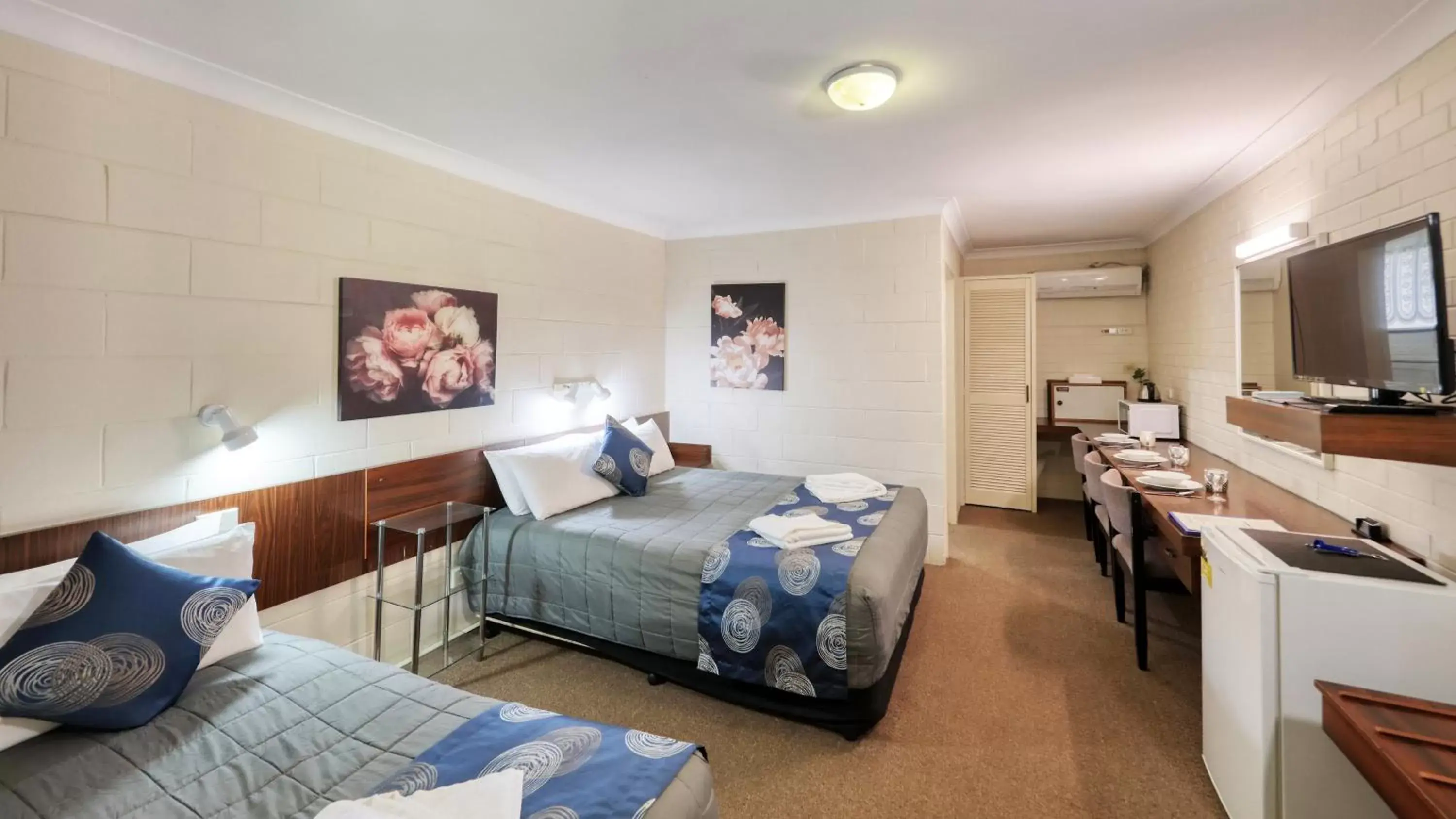 Kitchen or kitchenette, Bed in Matthew Flinders Motor Inn