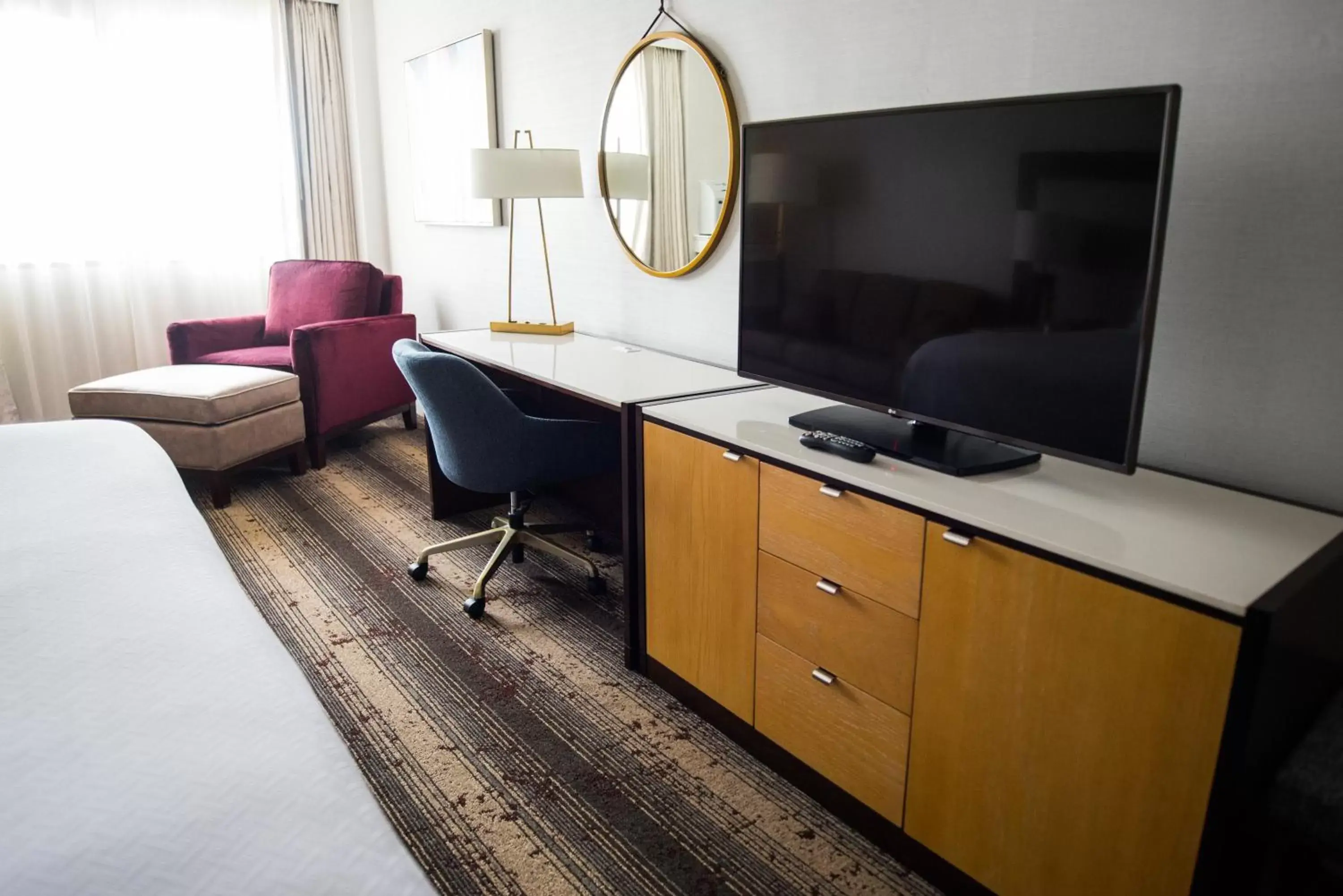 Photo of the whole room, TV/Entertainment Center in Crowne Plaza Edison, an IHG Hotel