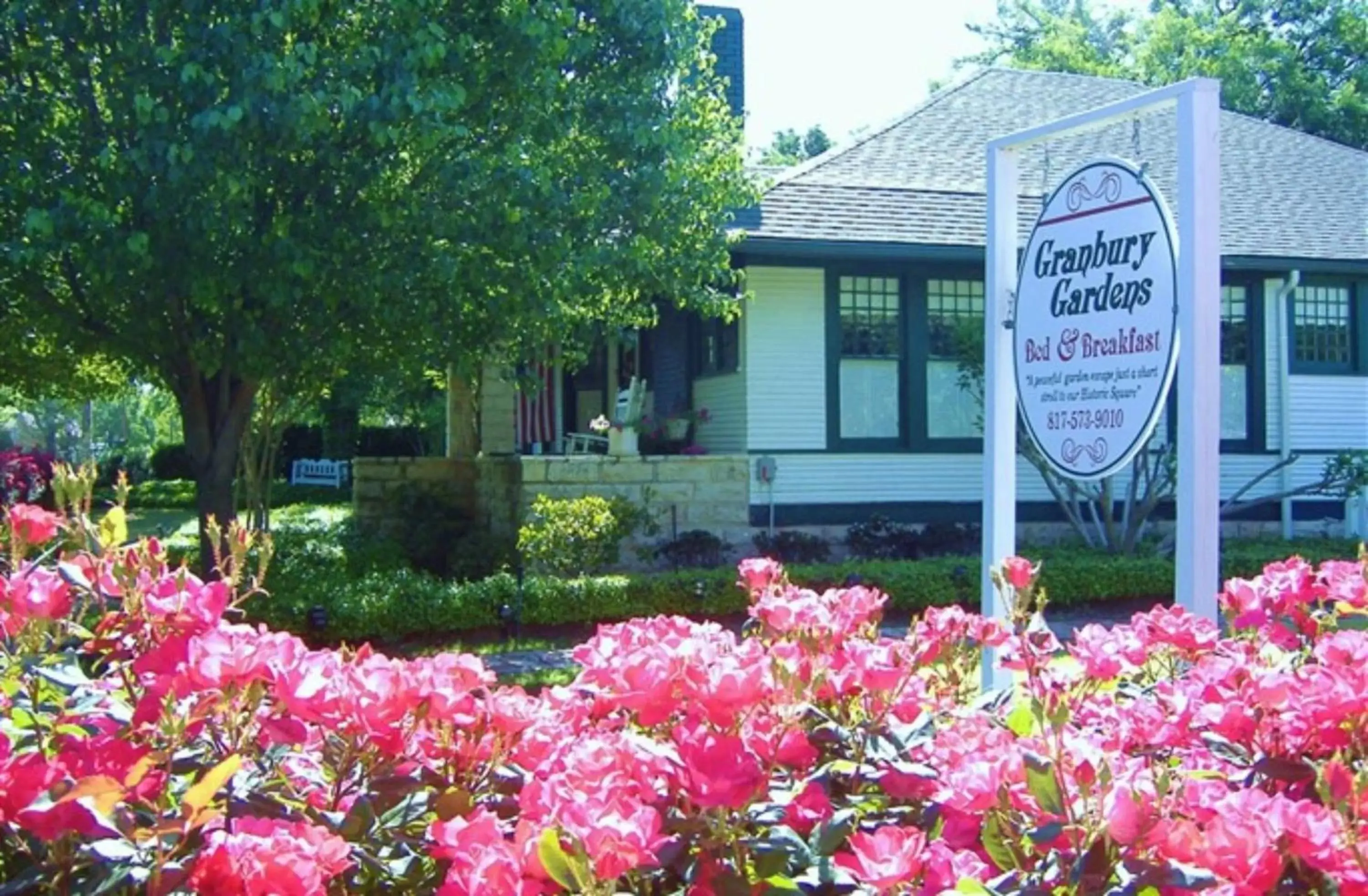 Property Building in Granbury Gardens Bed and Breakfast
