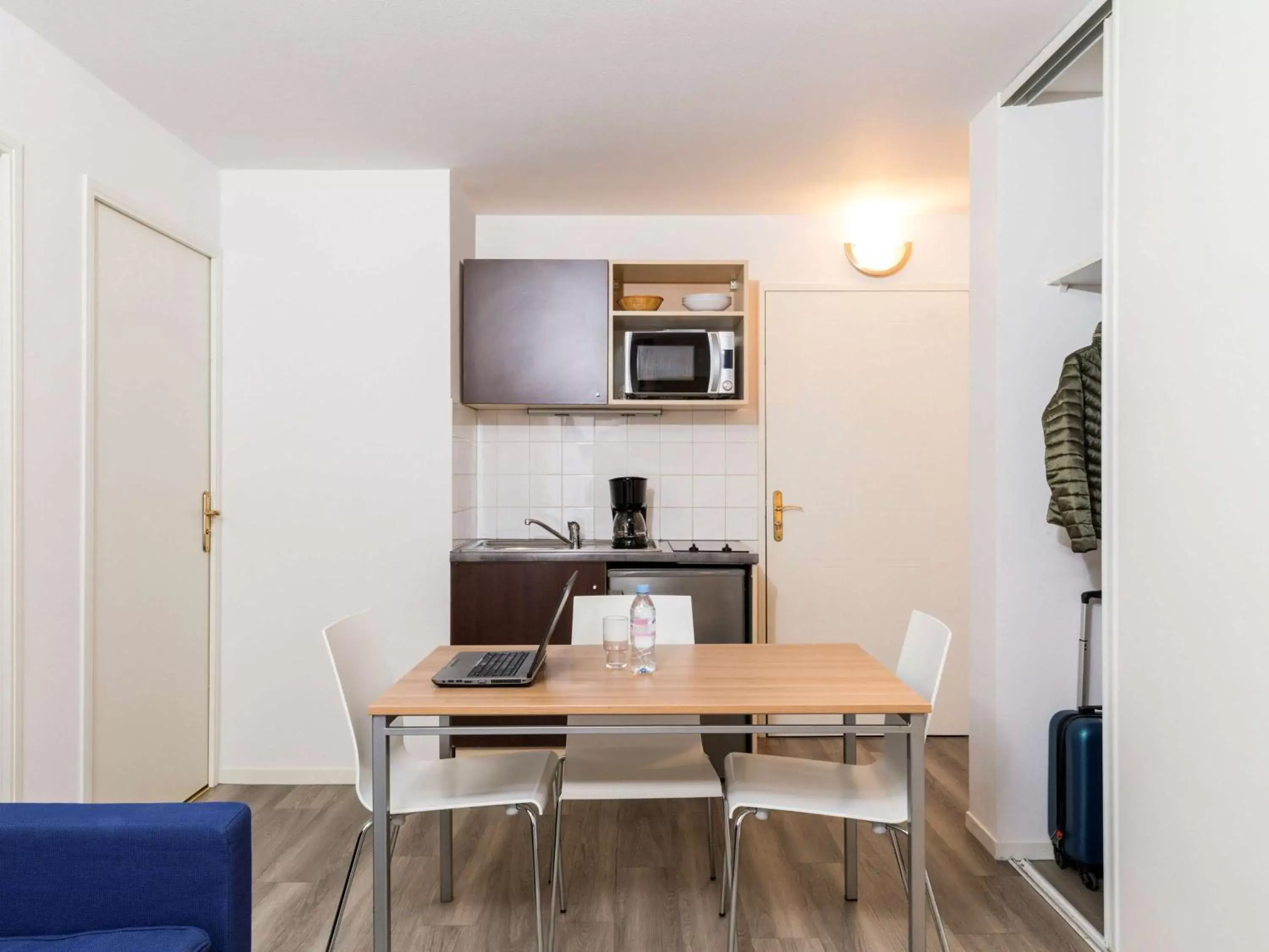 Photo of the whole room, Dining Area in Aparthotel Adagio Access Paris Clamart