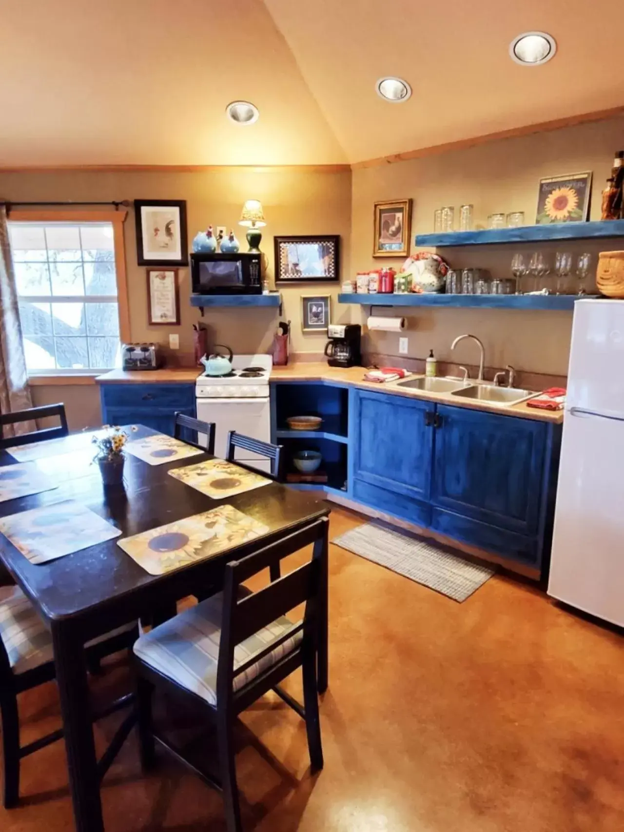 Kitchen or kitchenette, Restaurant/Places to Eat in Barons CreekSide Resort