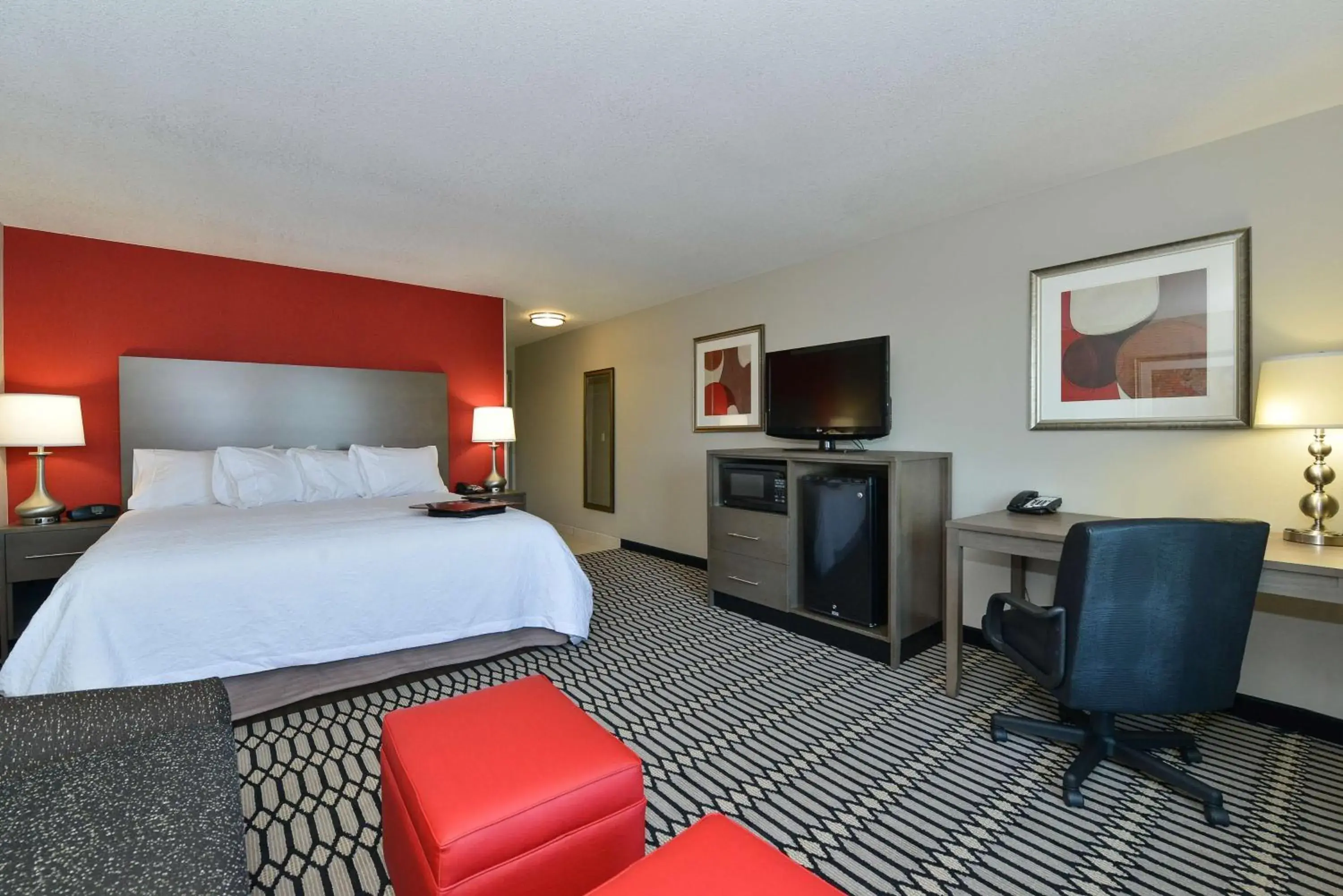 Bed, TV/Entertainment Center in Hampton Inn By Hilton Middletown
