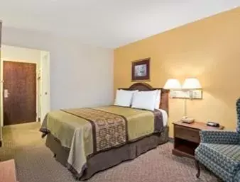 Queen Room - Disability Access - Non-Smoking in Days Inn & Suites by Wyndham Siler City