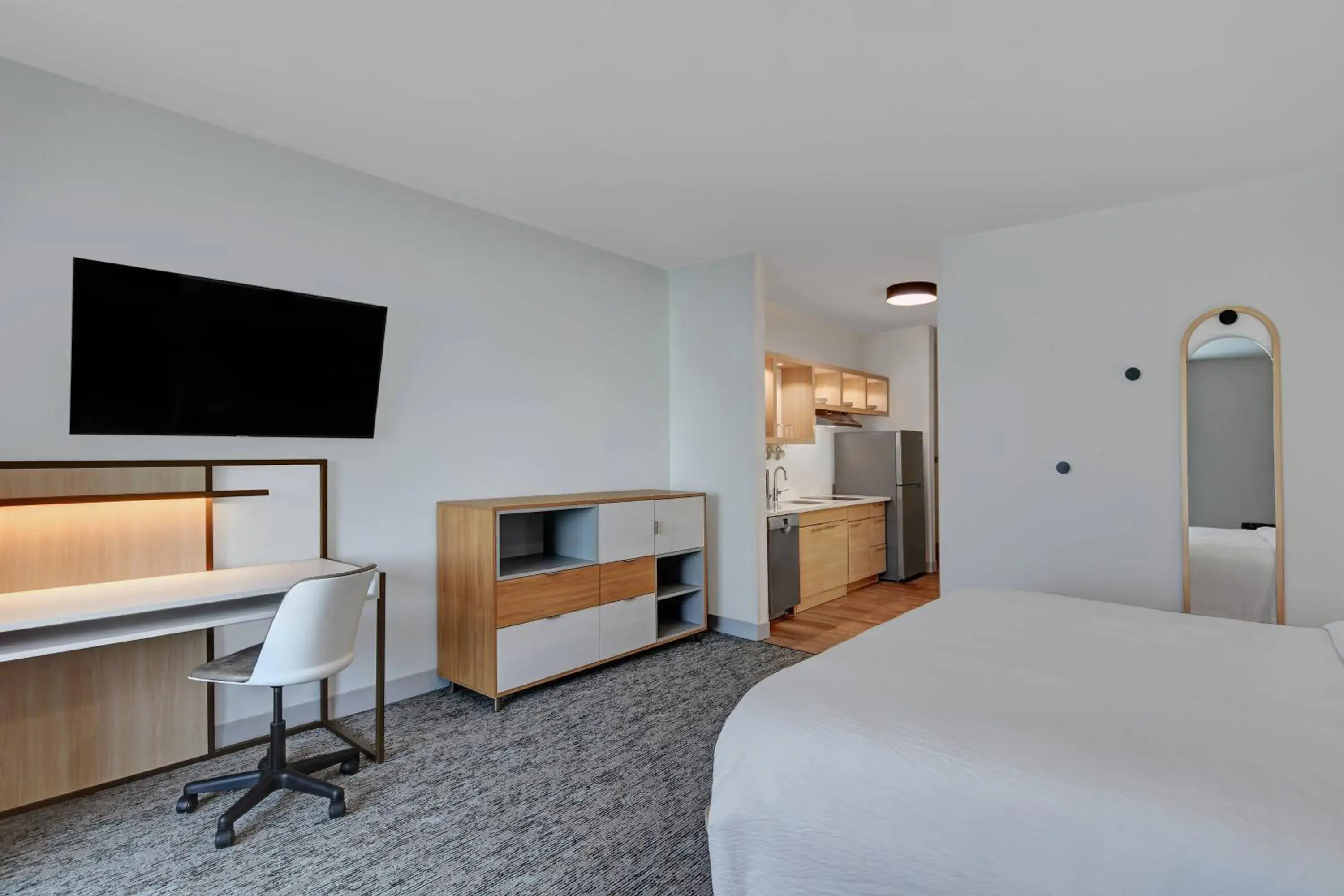 Bedroom, TV/Entertainment Center in TownePlace Suites by Marriott Sumter