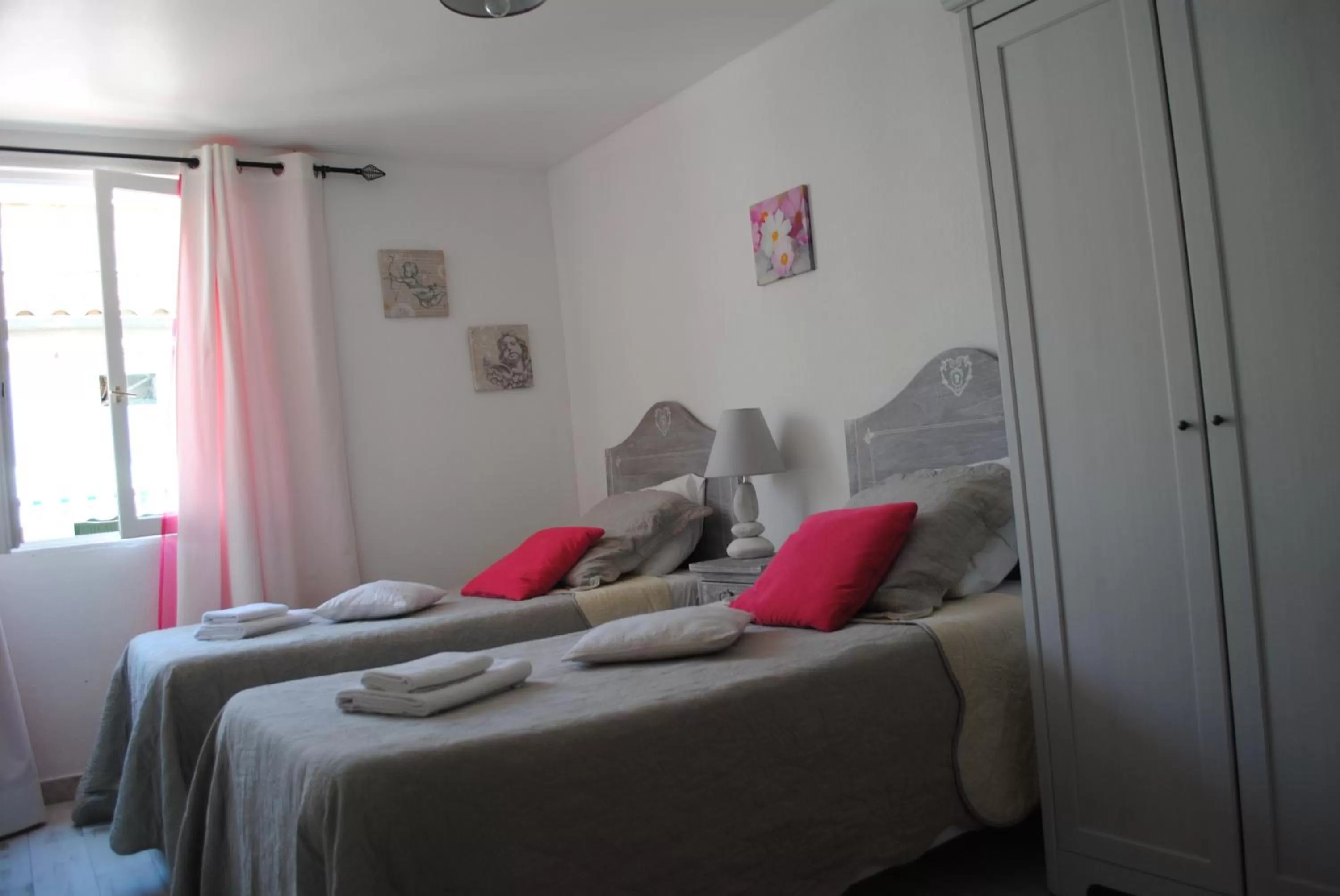 Bed in Hôtel Restaurant Le Provençal