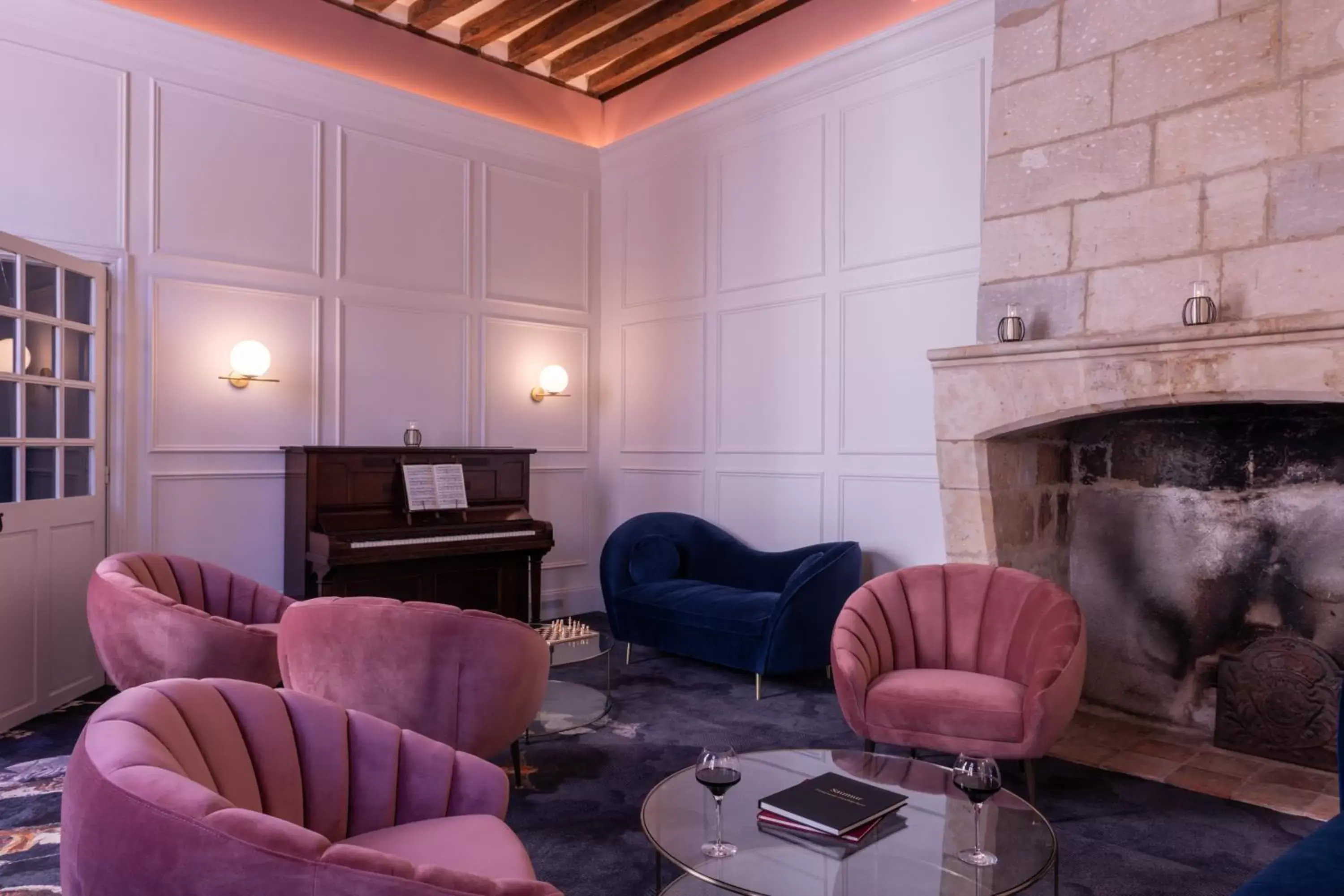 Communal lounge/ TV room, Seating Area in Hôtel Anne d'Anjou, The Originals Collection