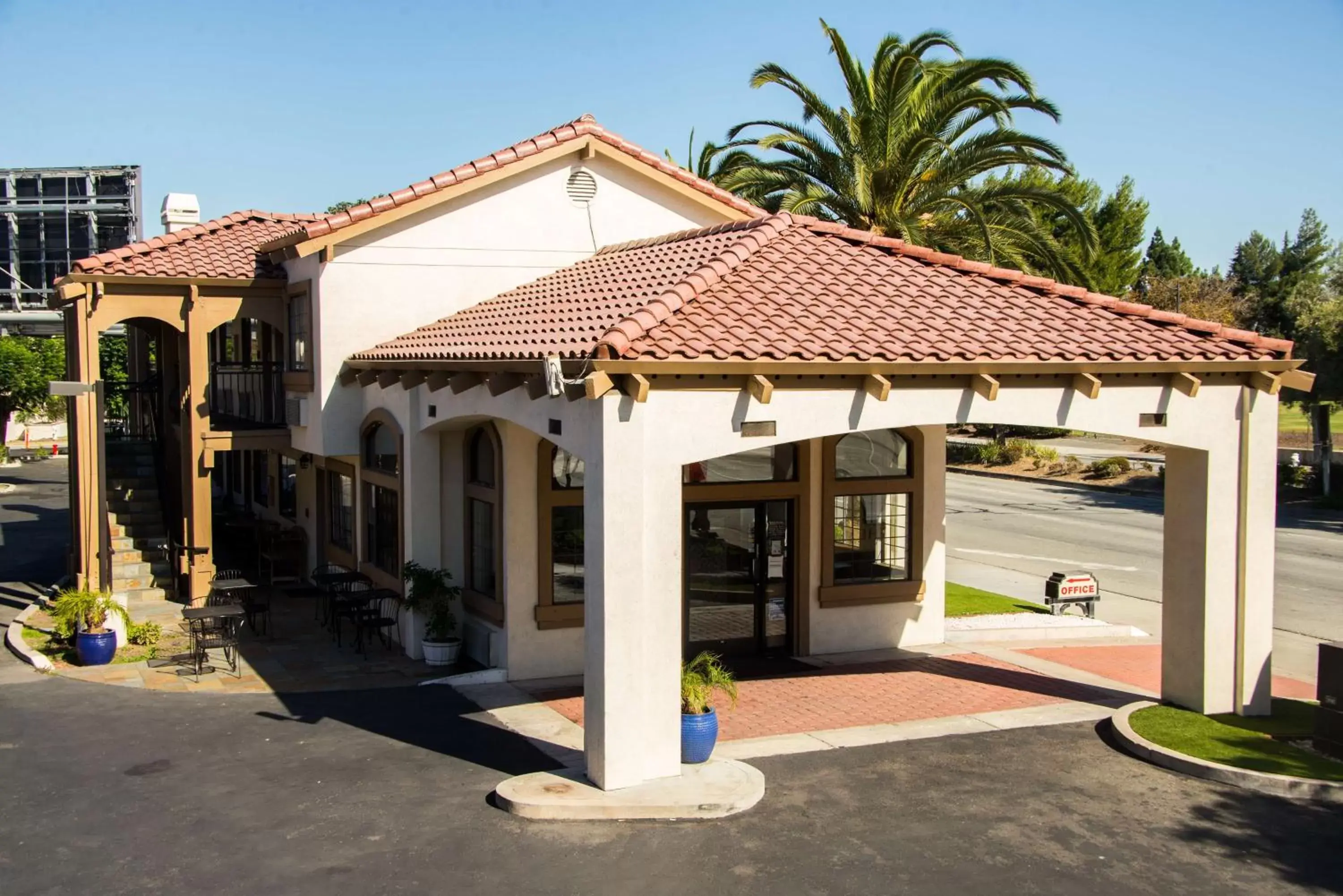 Property Building in SureStay Plus by Best Western Santa Clara Silicon Valley