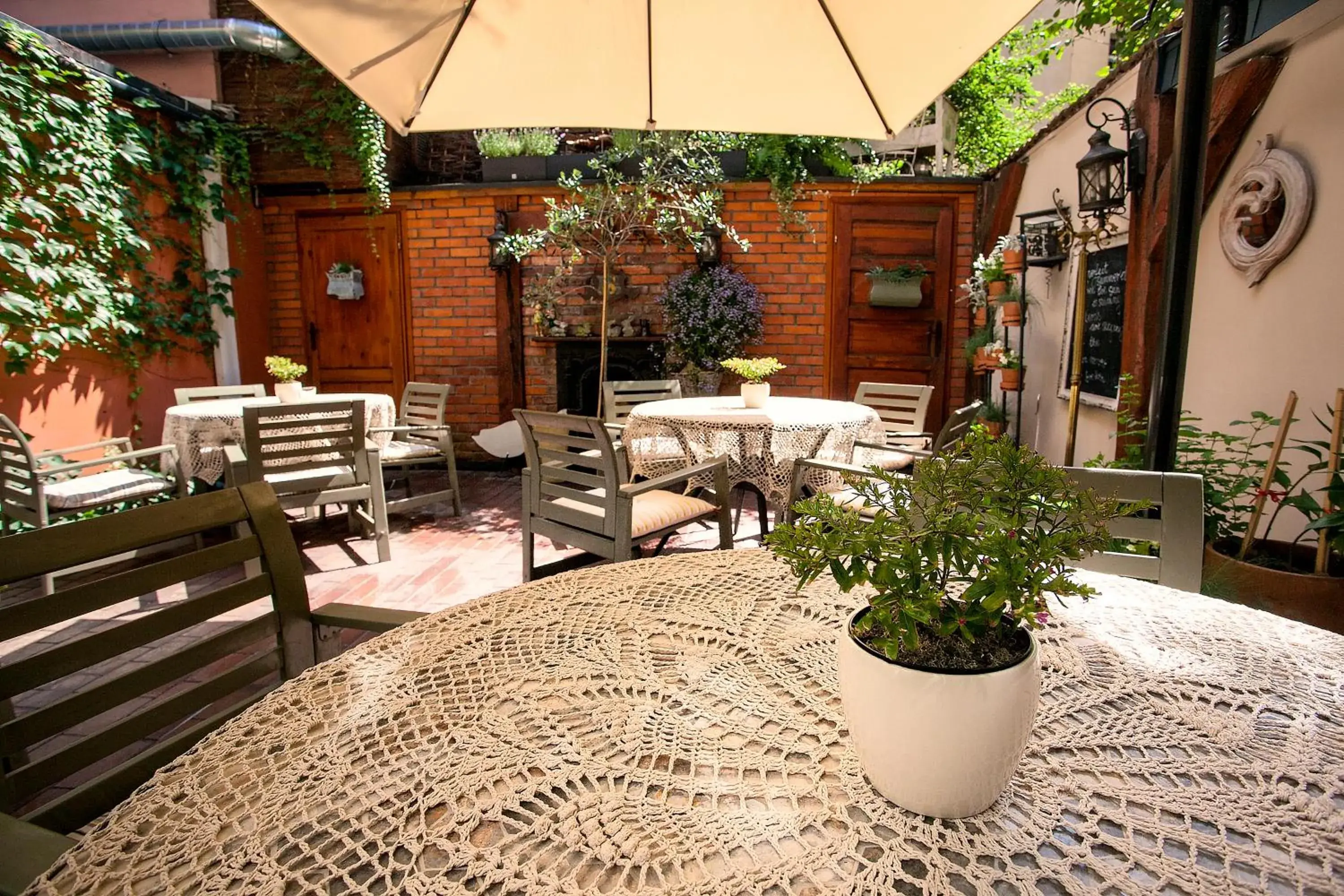 Patio, Restaurant/Places to Eat in Aparthotel Oberża