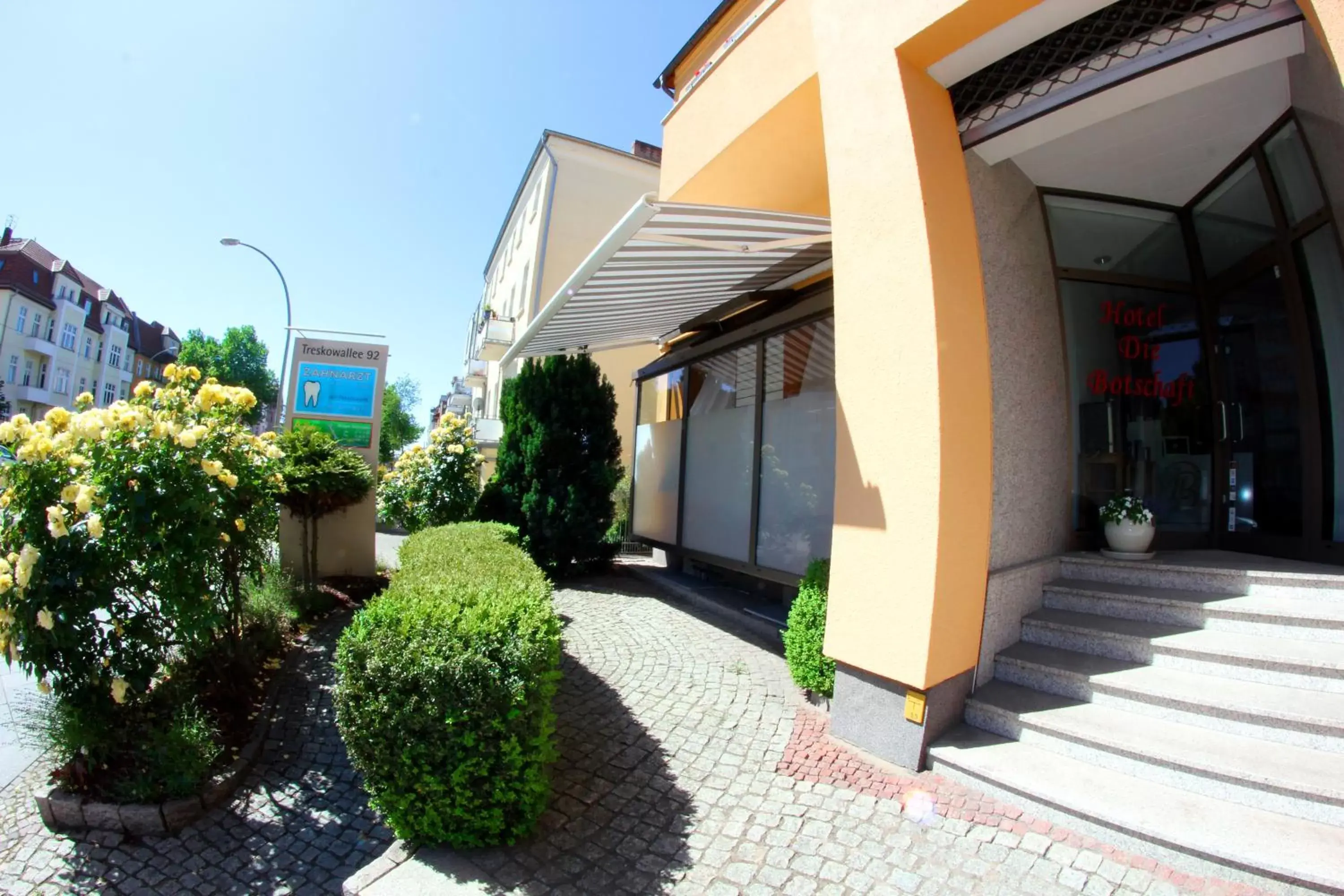 Facade/entrance, Property Building in Botschaft