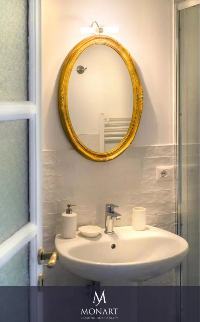 Bathroom in MONART HOSPITALITY Cavour