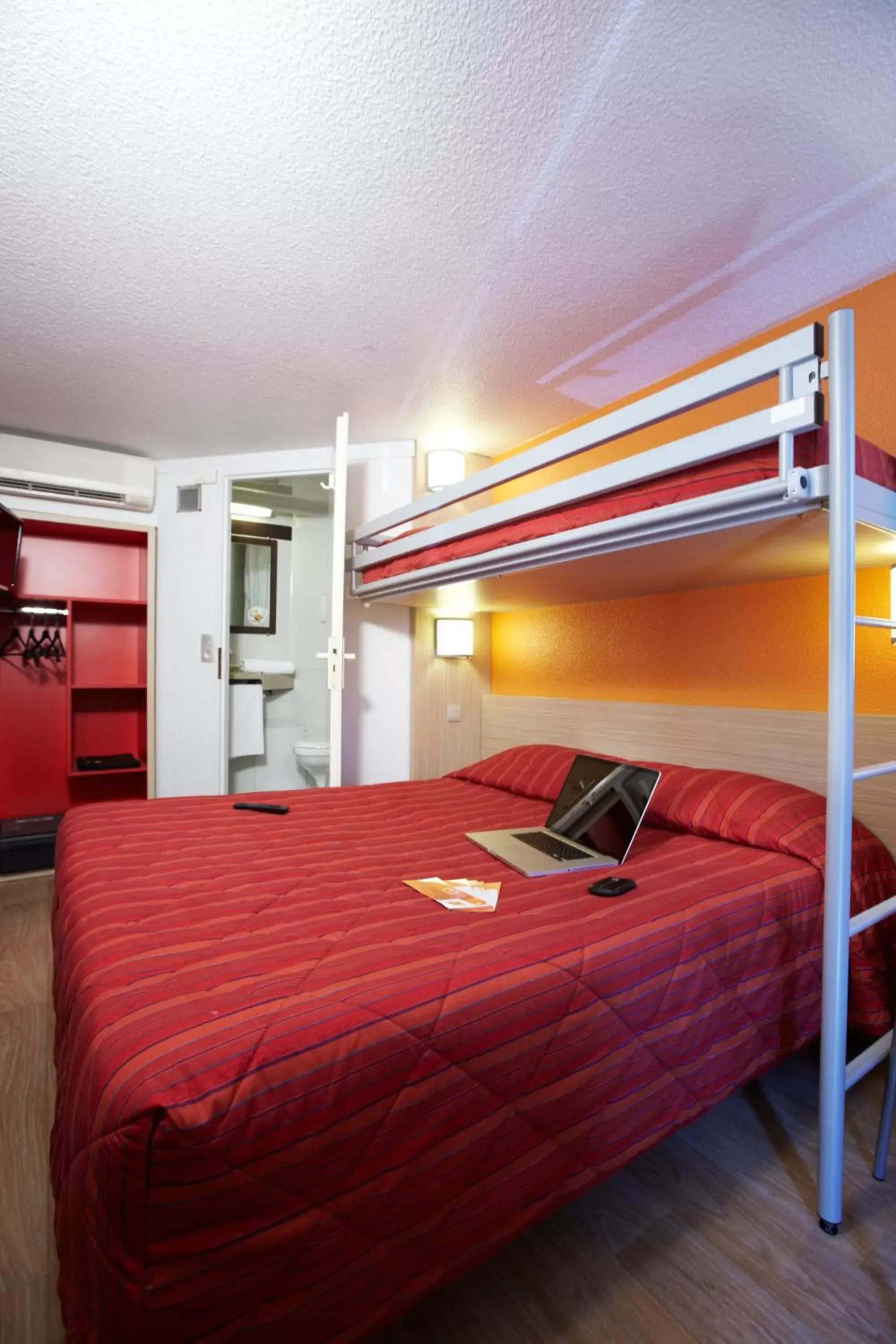 Photo of the whole room, Bed in Premiere Classe Beziers