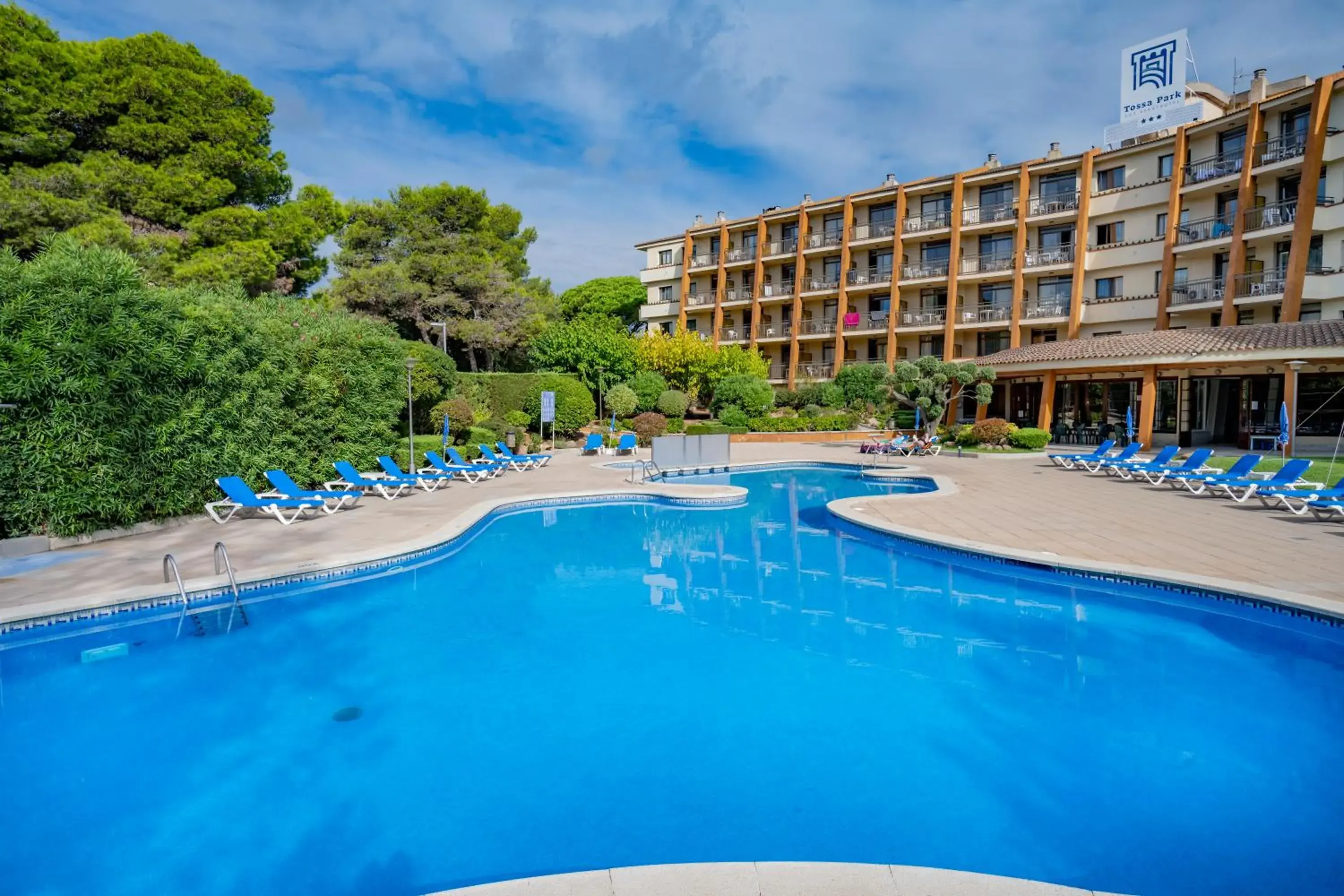 Property building, Swimming Pool in GHT Aparthotel Tossa Park