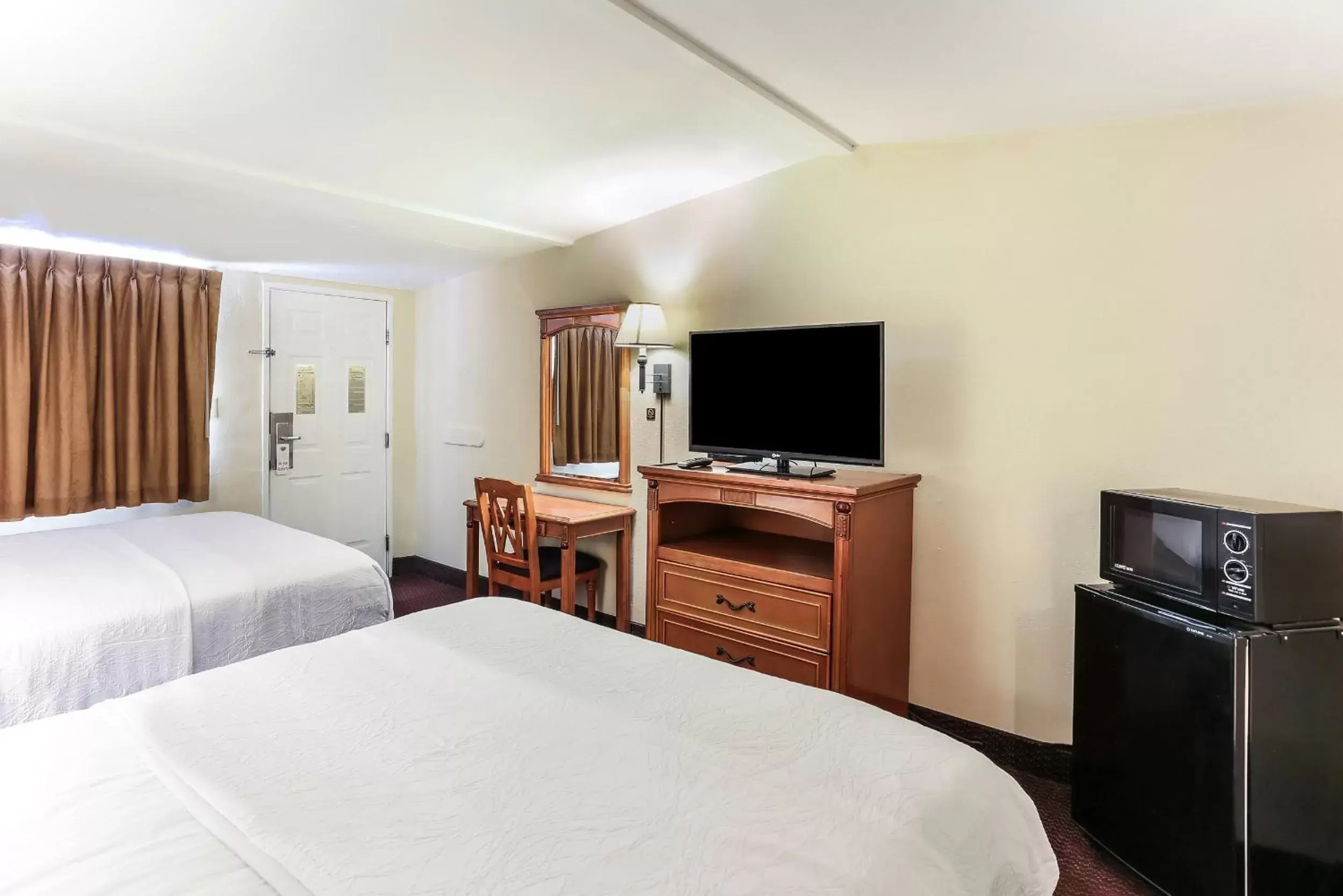 Bedroom, TV/Entertainment Center in Americas Best Value Inn and Suites El Centro