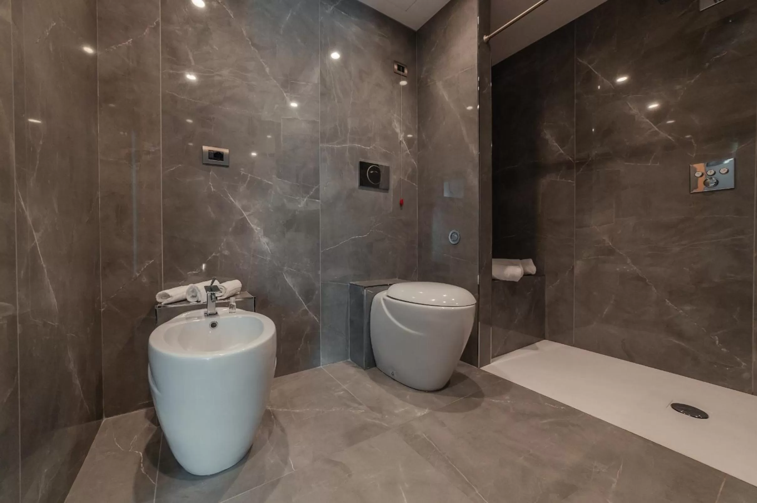 Shower in Hotel Continental