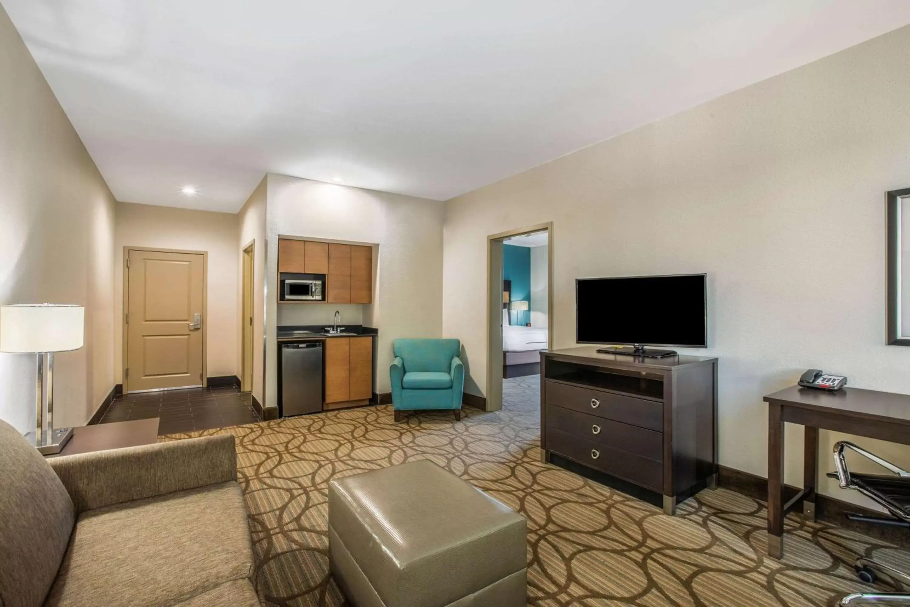 Photo of the whole room, TV/Entertainment Center in La Quinta by Wyndham Little Rock - West