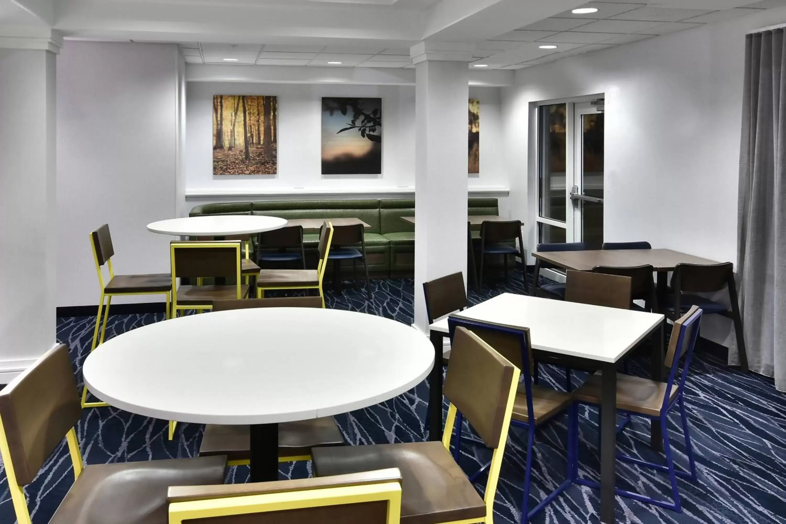 Breakfast, Lounge/Bar in Fairfield Inn & Suites by Marriott Richmond Innsbrook