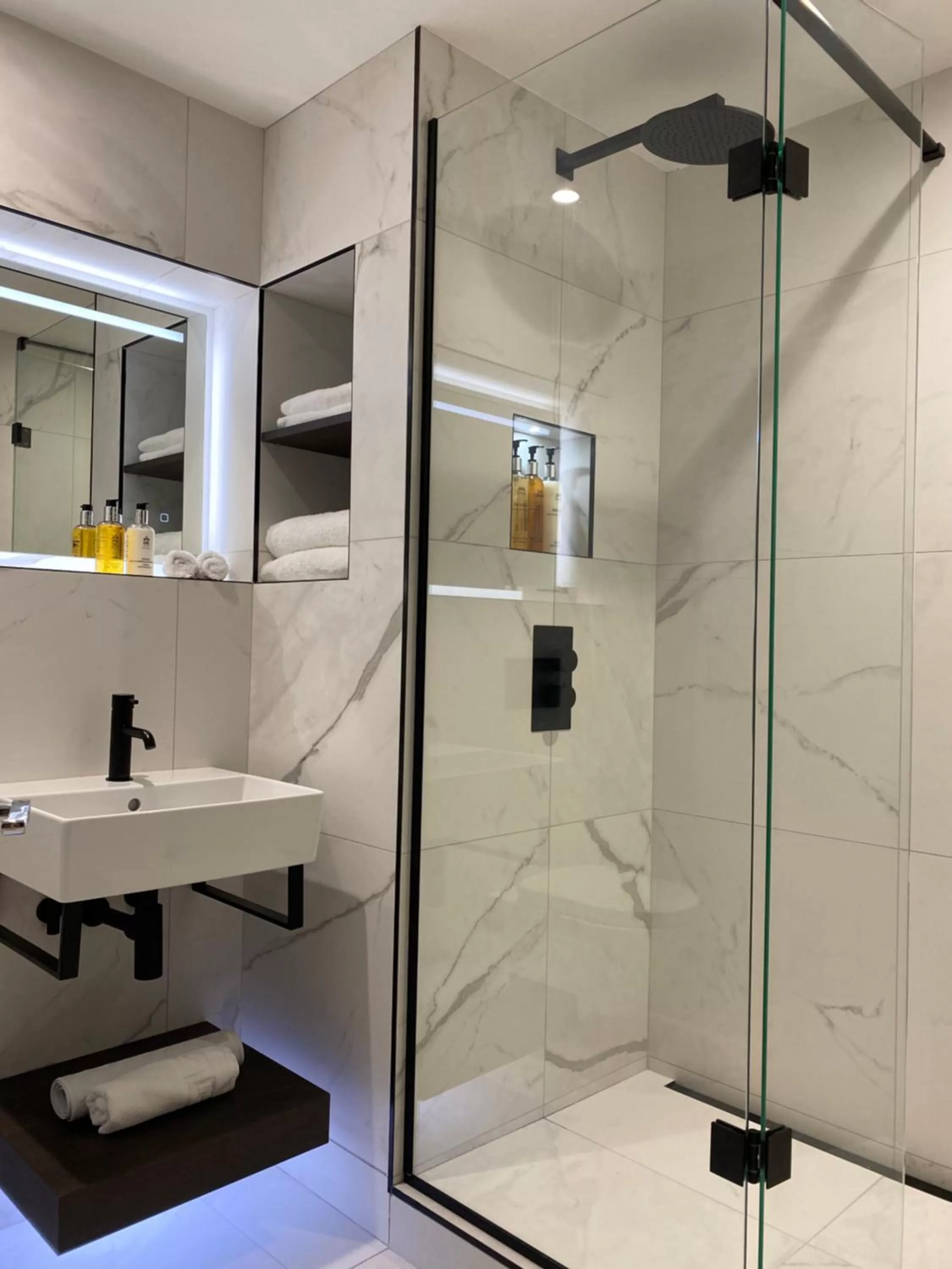 Shower, Bathroom in The General Tarleton