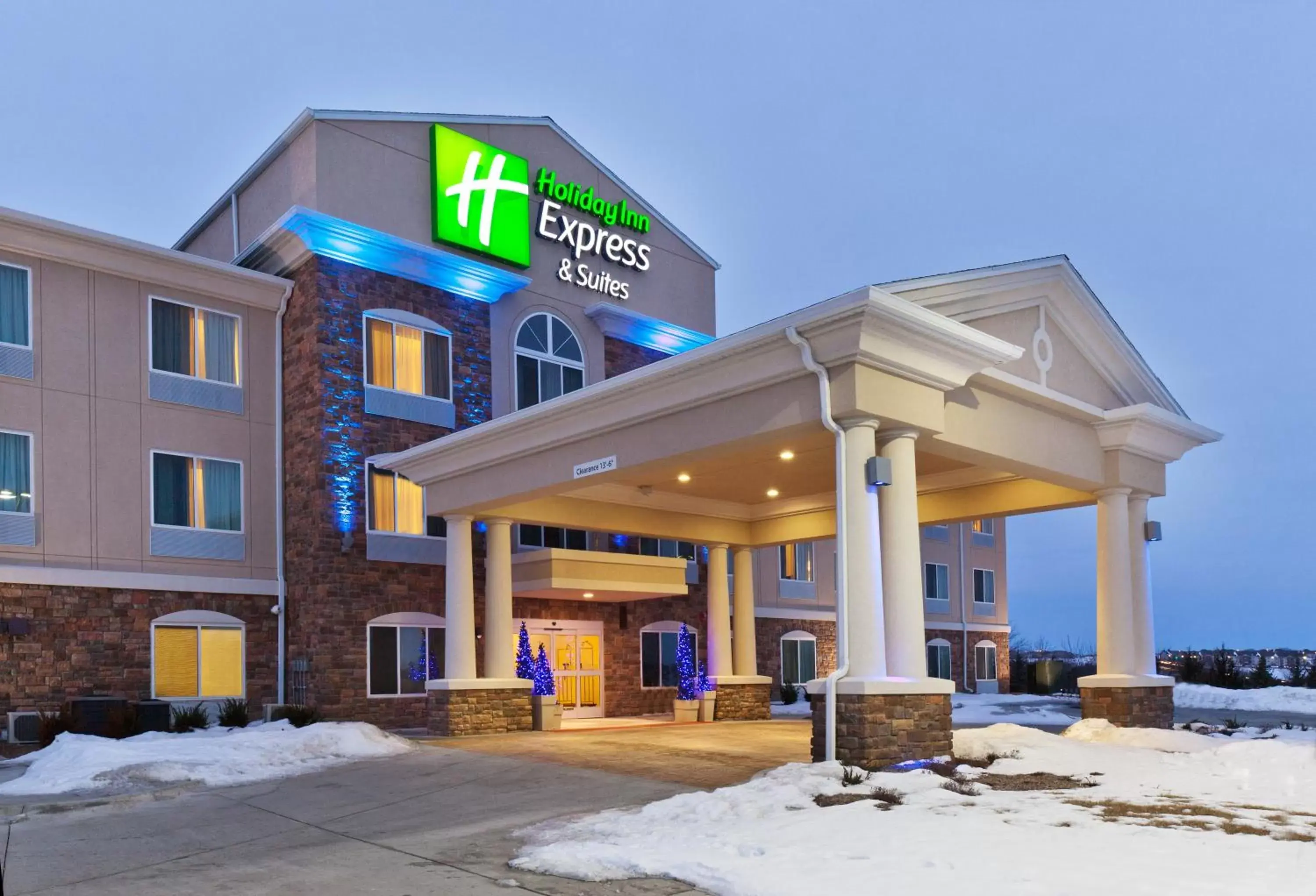 Property building in Holiday Inn Express & Suites - Omaha I - 80 by IHG Property building in Holiday Inn Express & Suites - Omaha I - 80 by IHG