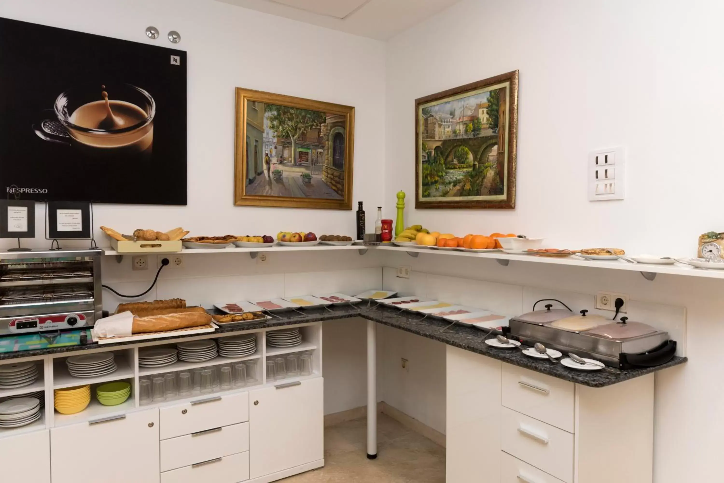 Breakfast, Kitchen/Kitchenette in Hotel Roca-Mar