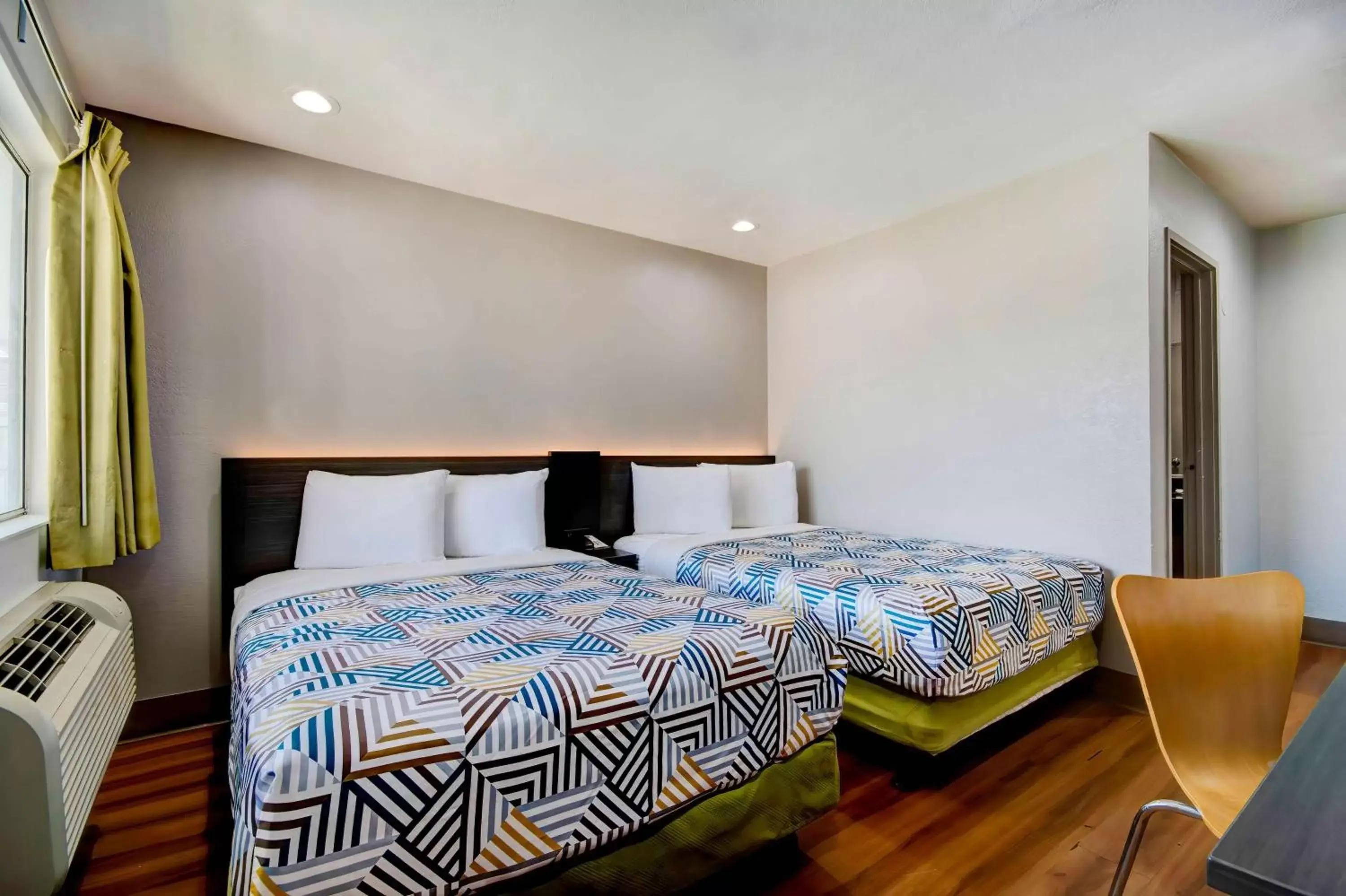 Bedroom, Bed in Motel 6-Port Allen, LA - Baton Rouge