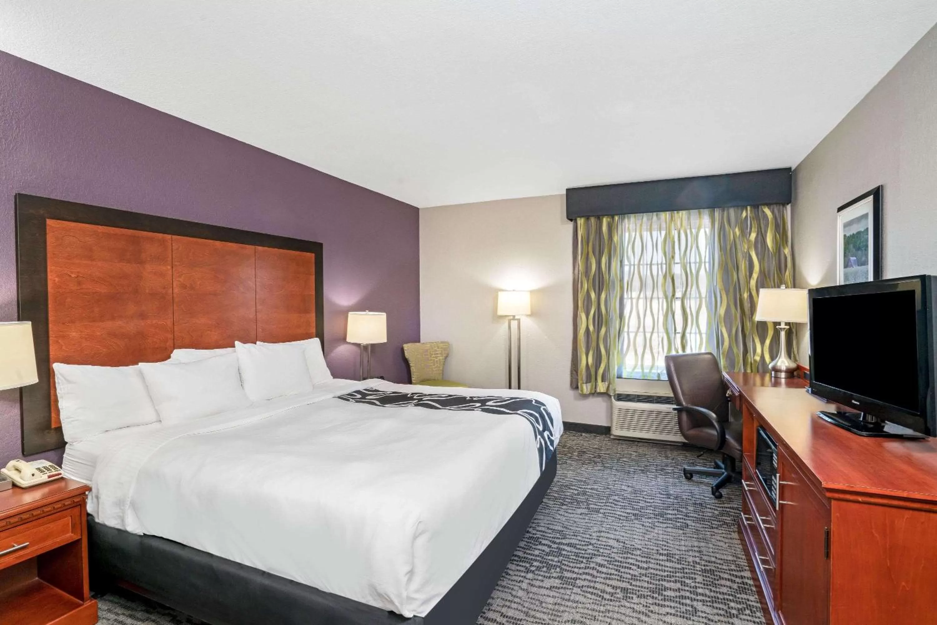 Photo of the whole room, Bed in La Quinta by Wyndham Knoxville North I-75