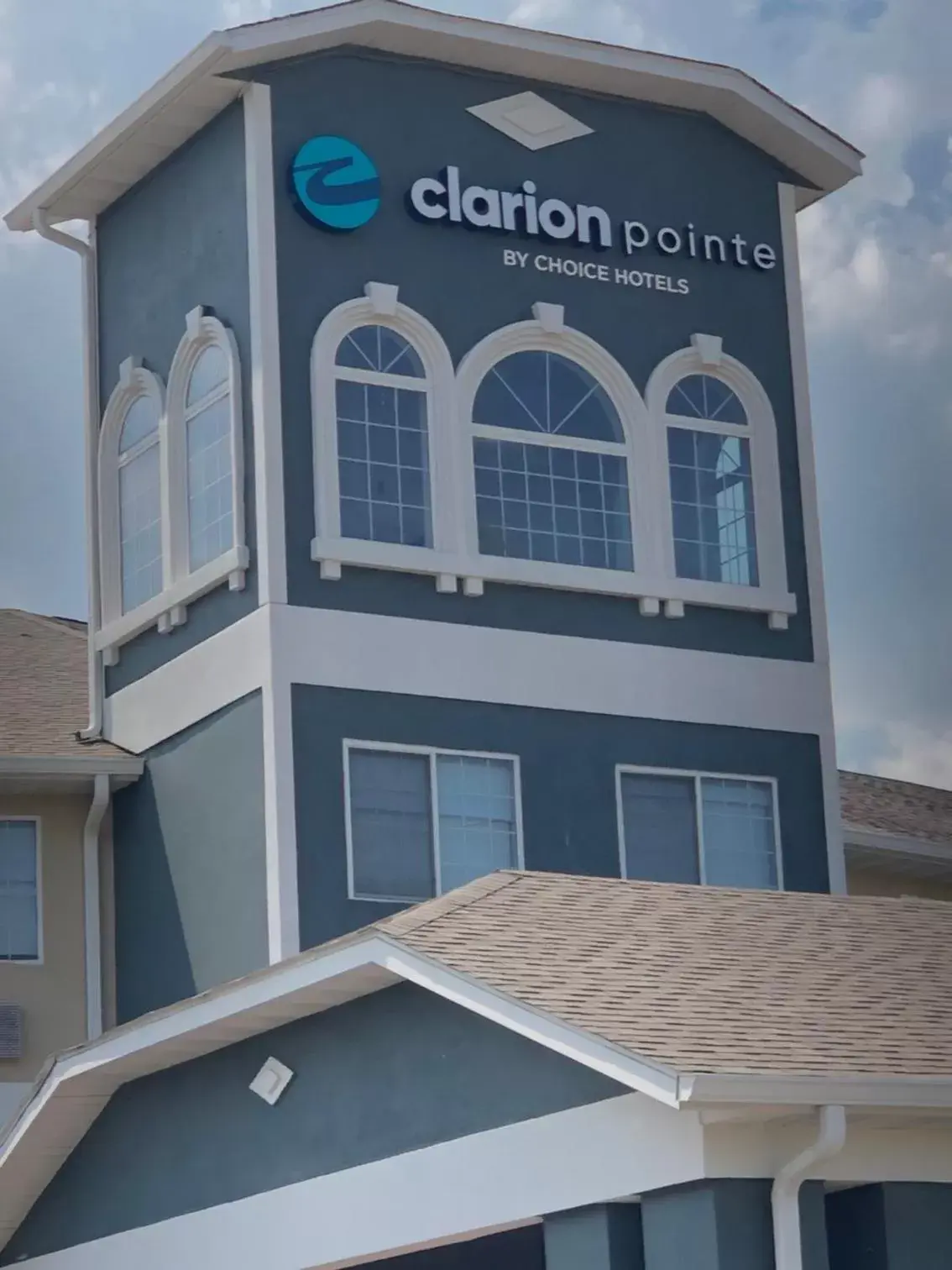 Property Building in Clarion Pointe Indianapolis Airport