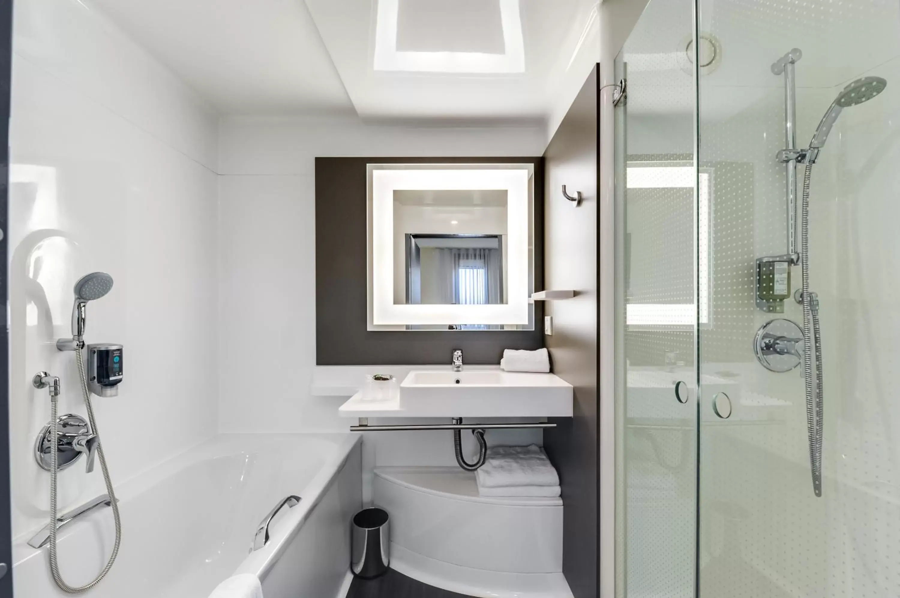 Shower, Bathroom in Novotel Suites Paris Montreuil Vincennes