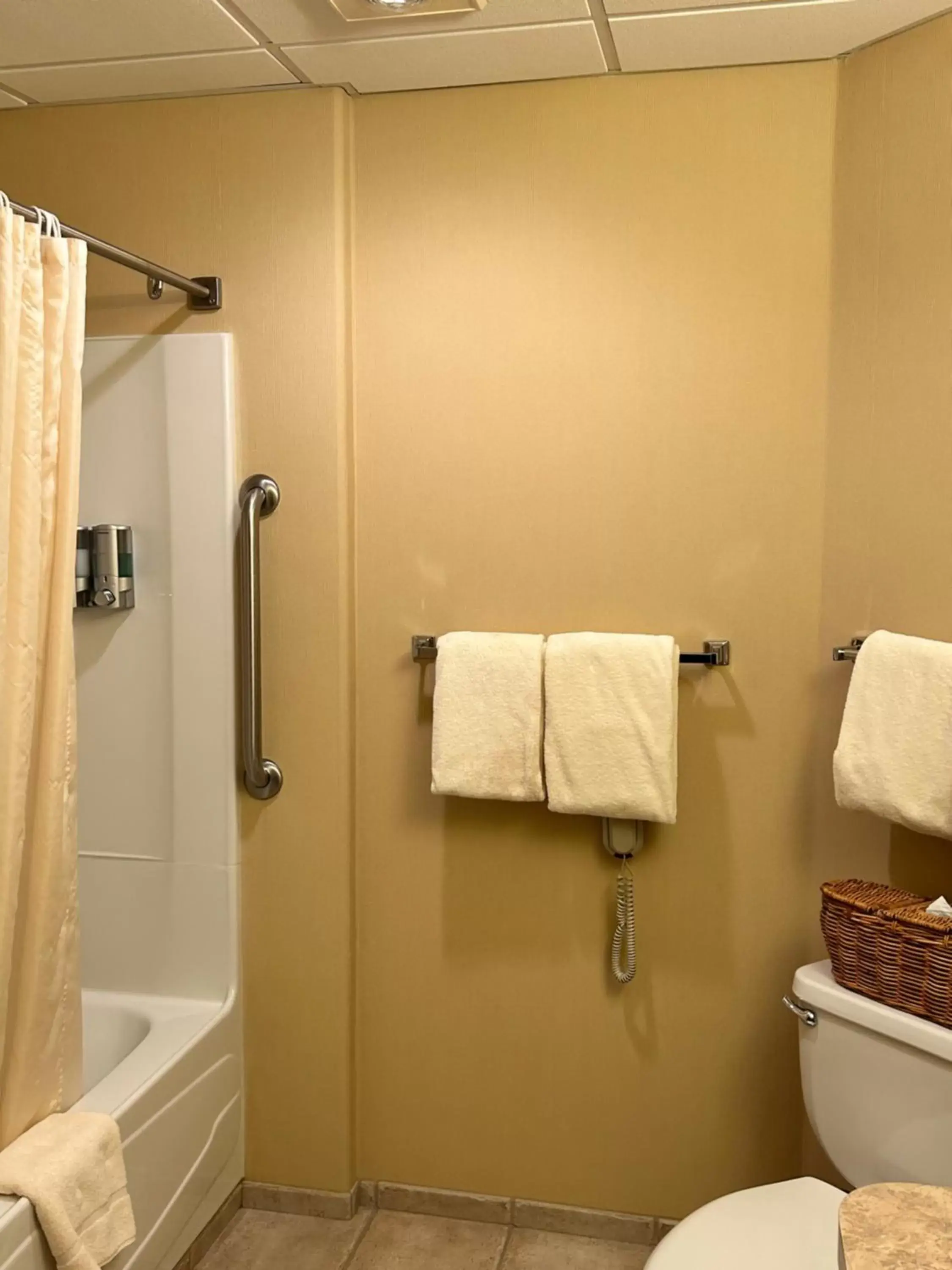 Bathroom in The Common Man Inn, Spa & Lodge